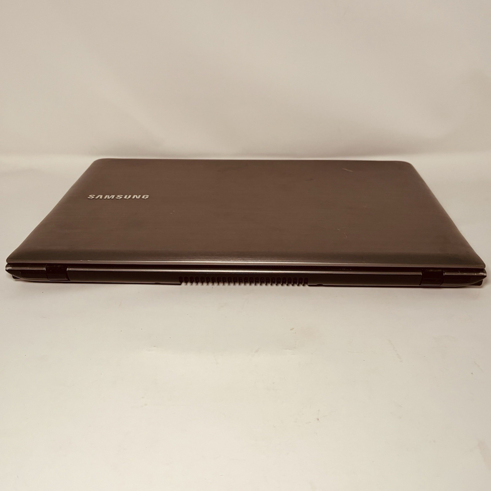 Samsung QX411 14″ Laptop Intel i5-2410M NVIDIA Optimus 6Gb RAM 640GB Powers On