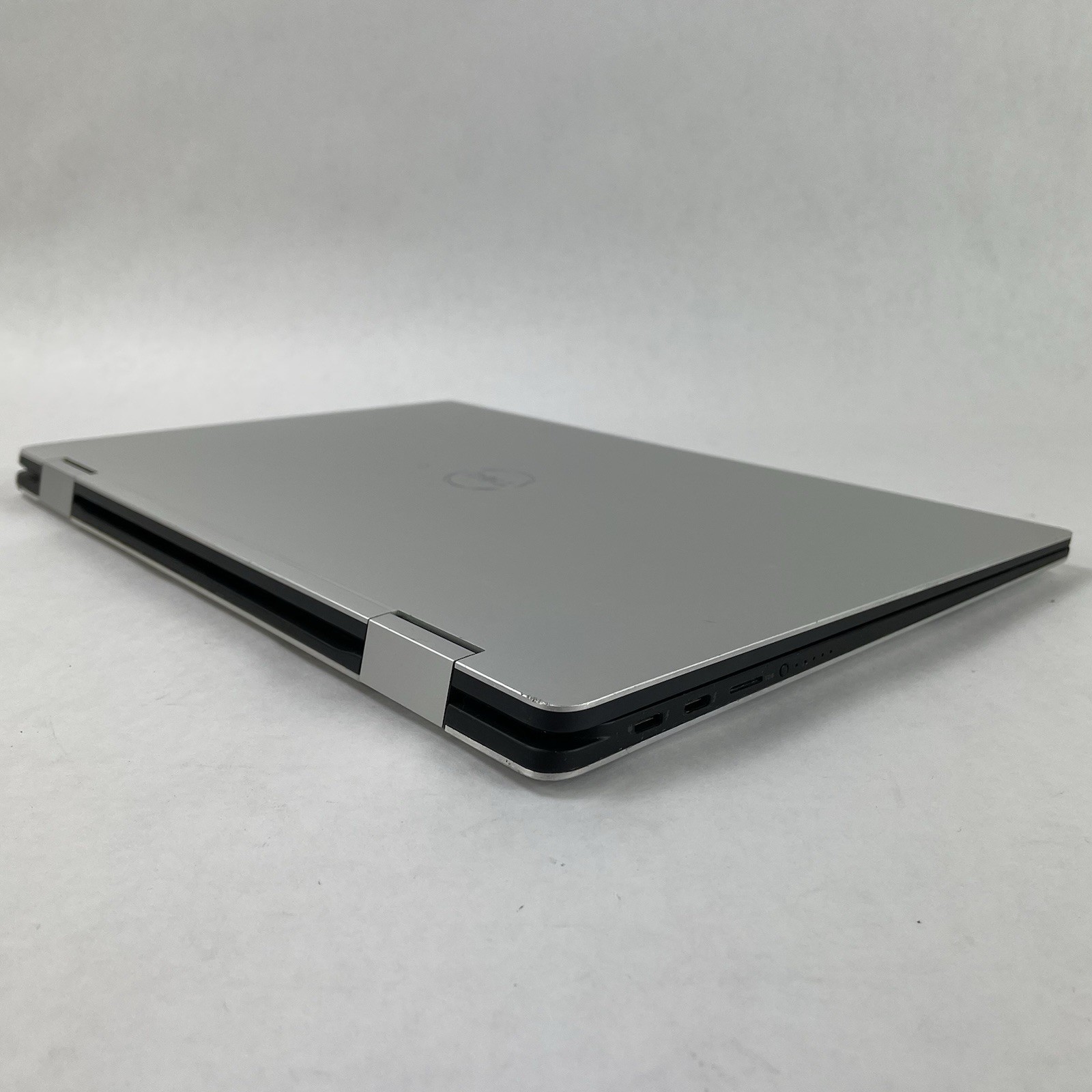 Dell XPS 15 9575 2-in-1 15.6″ i5-8305G 2.80 GHz 8 GB RAM No SSD/OS/AC/Battery