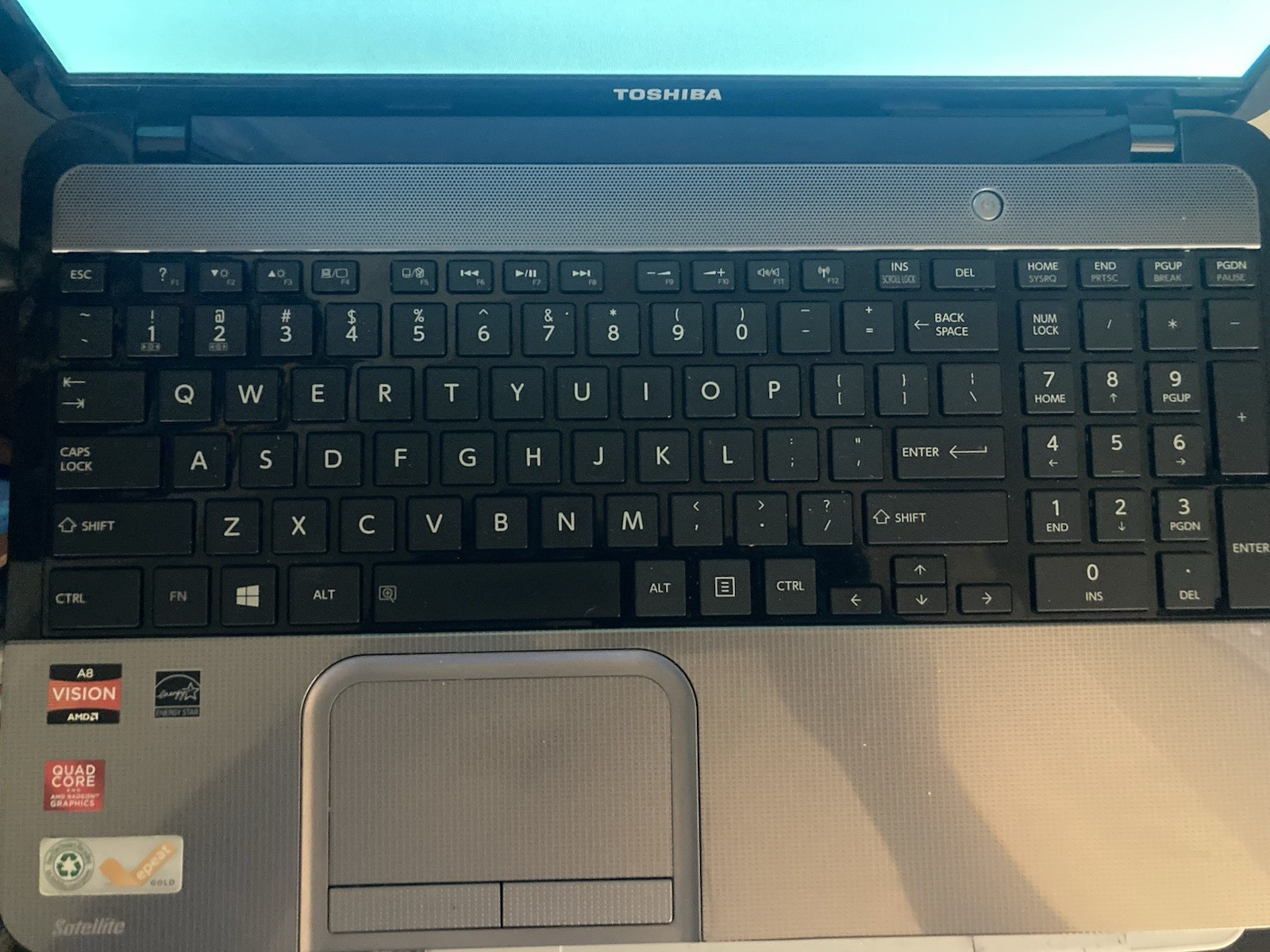 Toshiba Satellite L855D-S5117 AMD Laptop | Works Plugged In – Bad Battery
