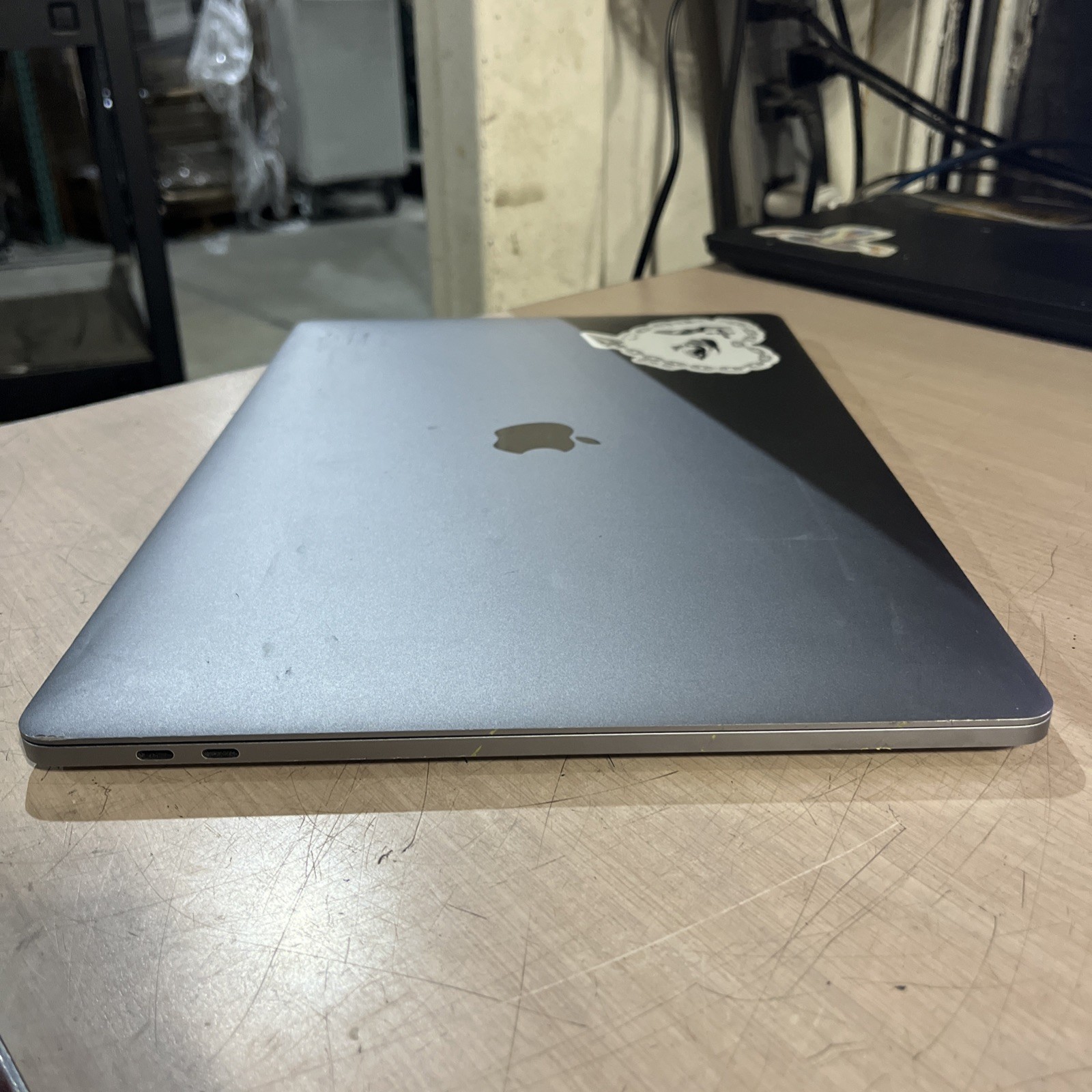 APPLE MACBOOK PRO 15″ TOUCH/MID-2017 CORE I7-7700HQ 2.8GHZ 16GB RAM 256SSD