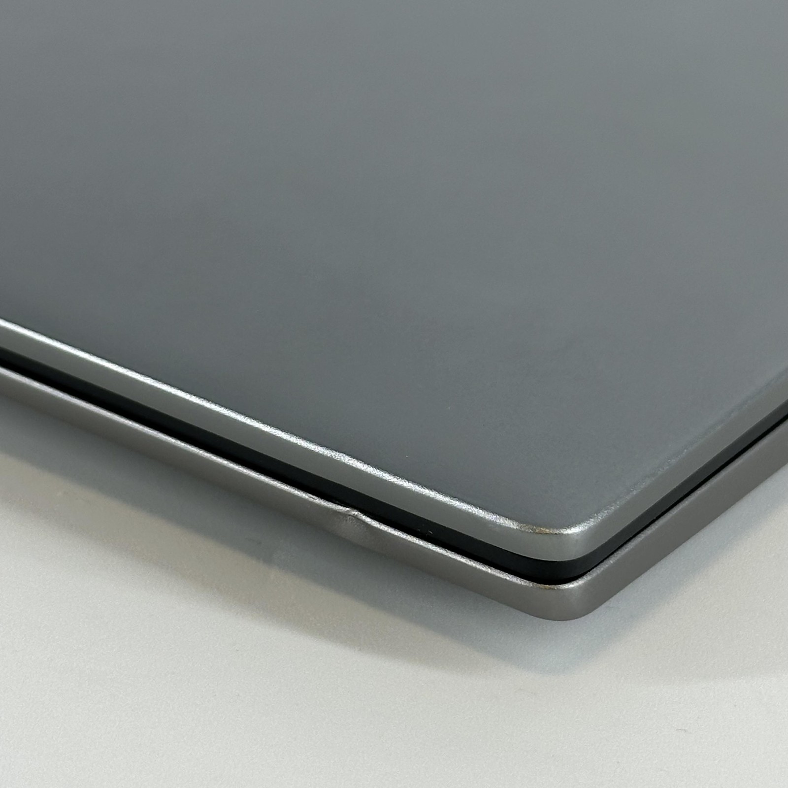 Dell Latitude 7440 14 Gray QHD+ TOUCH 1.9GHz i7-1370P 32GB 256GB SSD GOOD – BENT