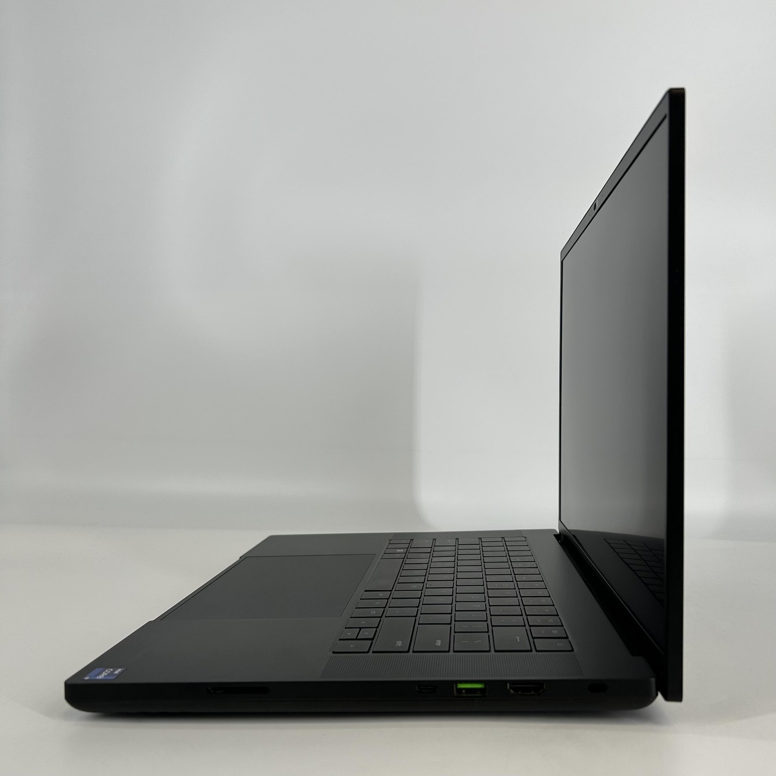 Razer Blade 16 120Hz UHD+ 2.2 GHz i9-13950HX 32GB 1TB/1TB NVIDIA RTX 4090 Good