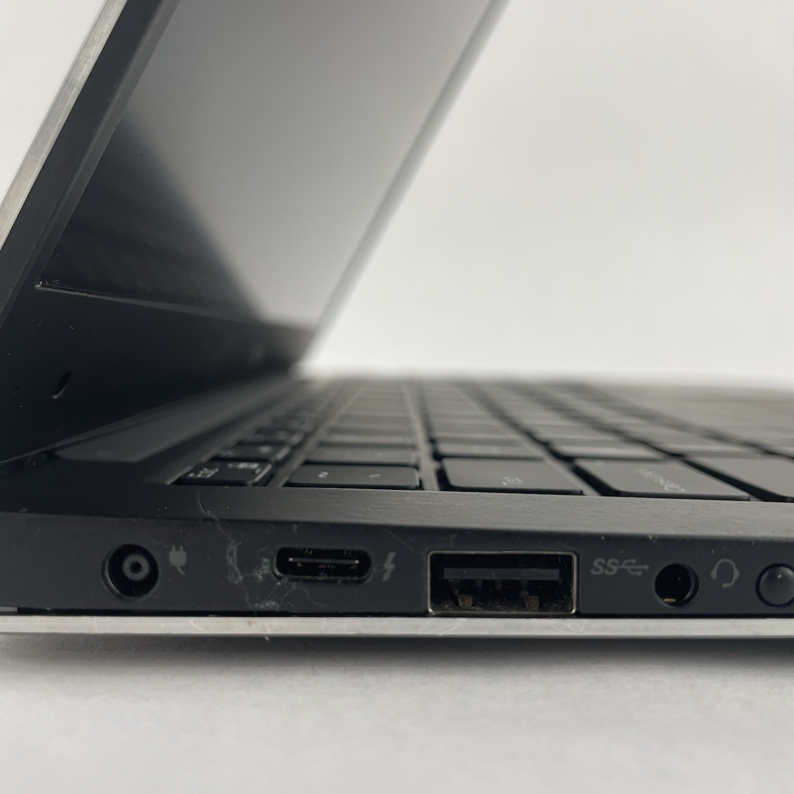 Dell XPS 13 9360 13.3″ i5-7200U 2.50 GHz 4 GB RAM No SSD/OS/AC/Battery