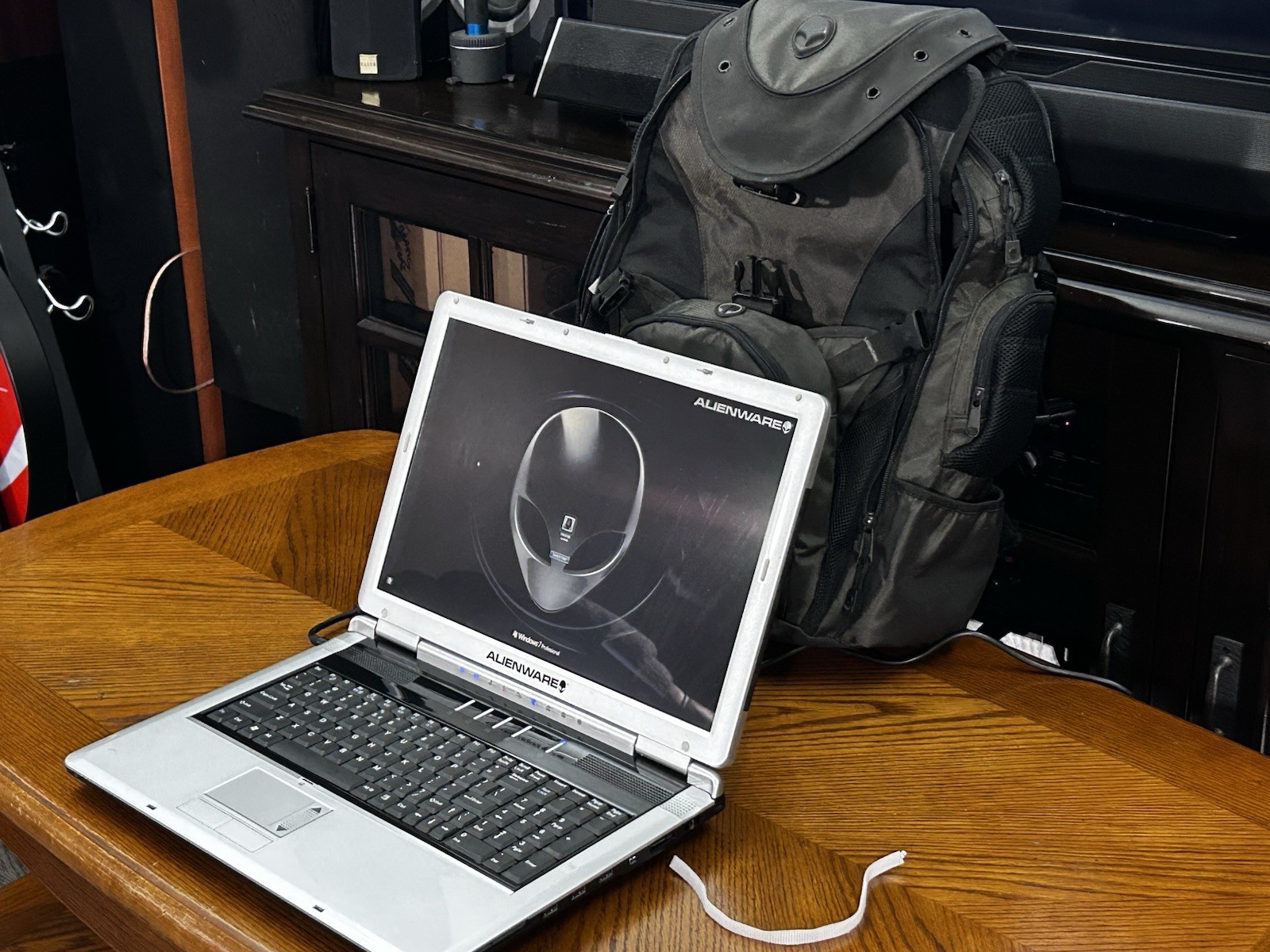 Alienware Area-51 M5700i-R2 Core2 T7200 4GB 2 HDD Backpack Includes