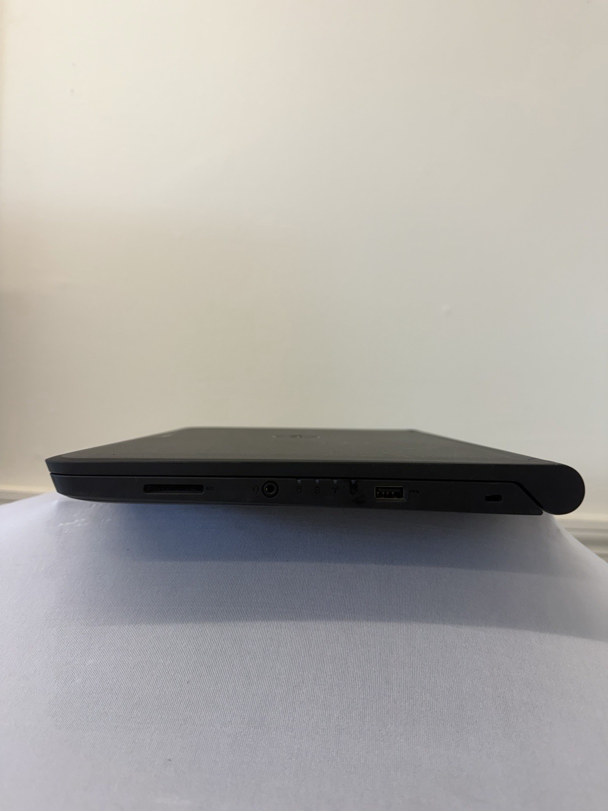 Dell Latitude 3350 Laptop – Good Screen – Intel Celeron 3215U – Read Des