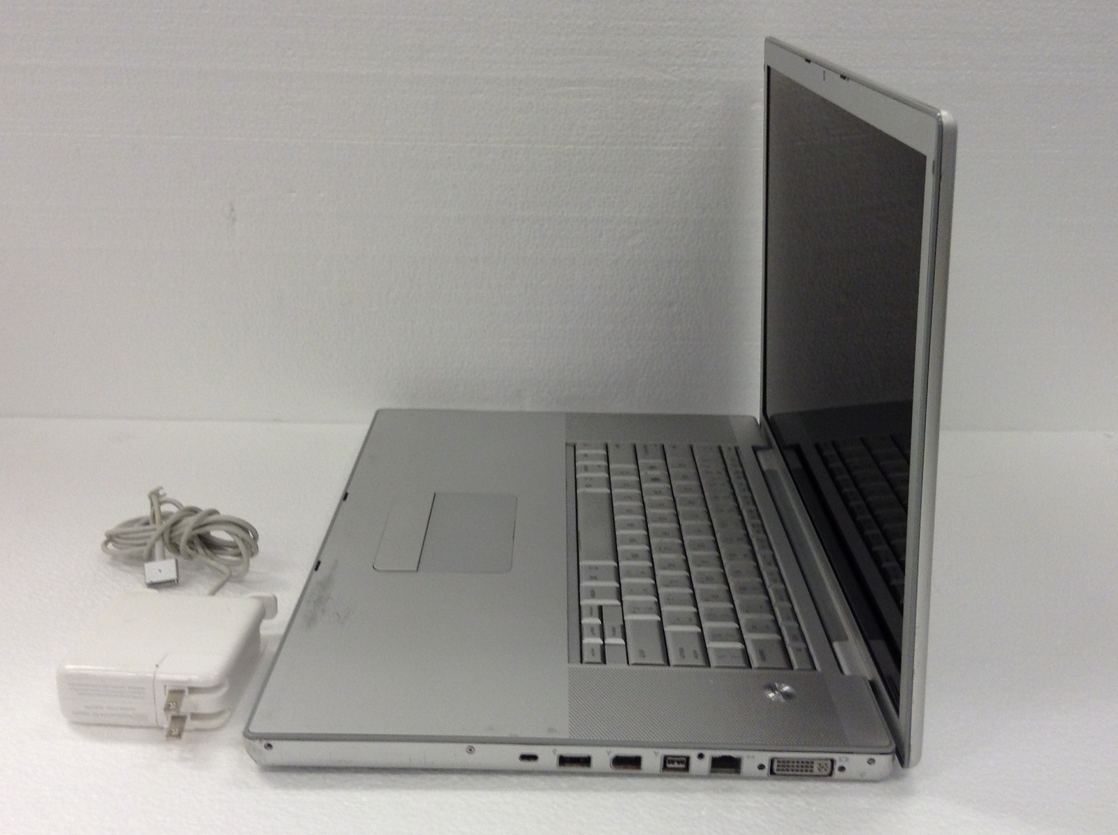 Apple MacBook Pro A1229 17″ Laptop Core 2 Duo 2.4GHz 4GB AC Power Adapter AS-IS