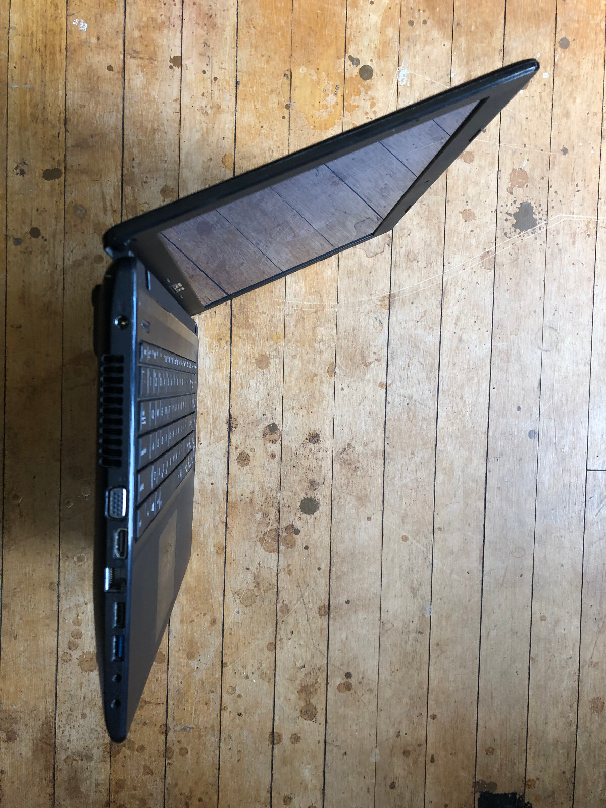 Asus R503u (8 GB RAM, AMD E2-1800, 128 GB SSD, Linux Mint)
