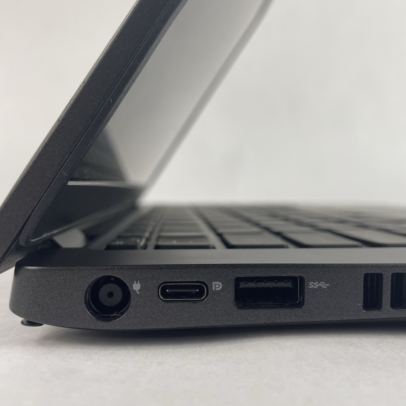 Dell Latitude 5400 14″ i5-8365U 1.60 GHz 8 GB RAM No SSD/OS/AC/Batt – READ