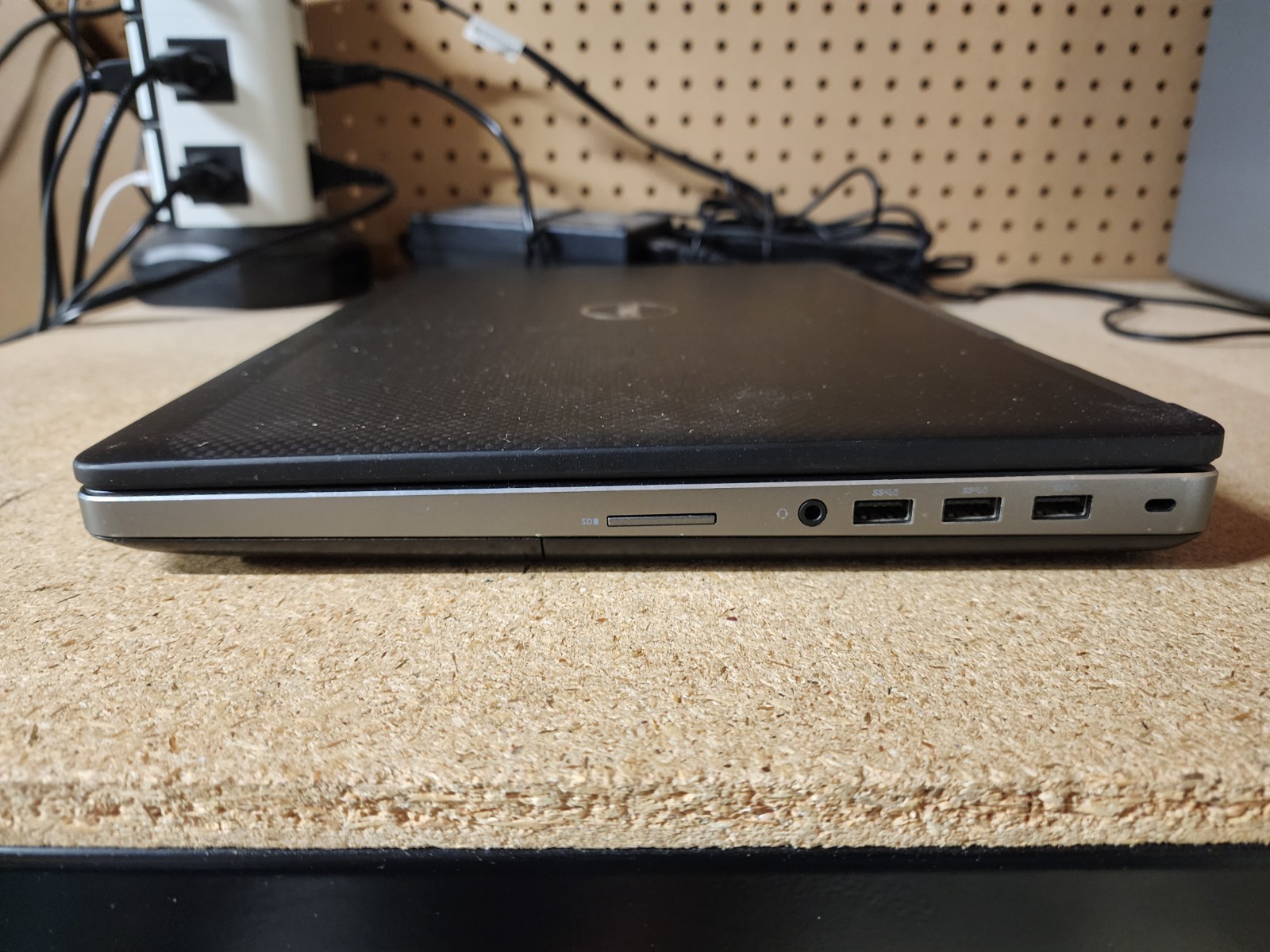 Dell Precision 7510 15.6″ i7-6820HQ 2.7GHz 16GB RAM 25GB SSD Win 11 Pro M1000M