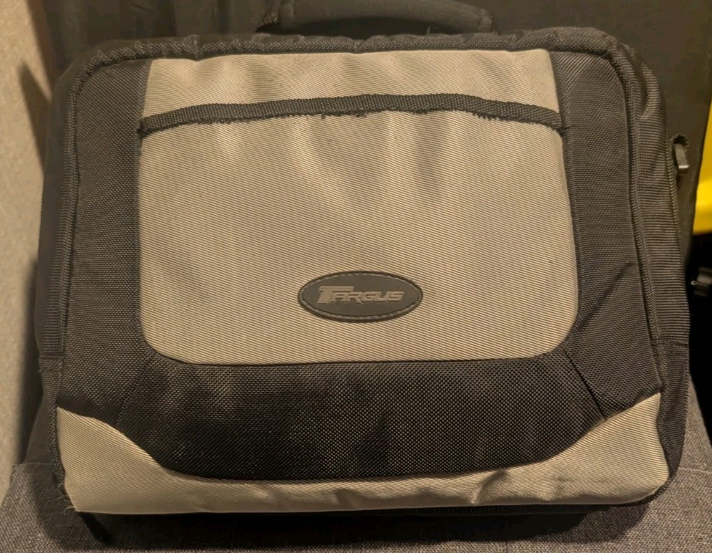 MSI L1350 N014 Intel Atom N455 10″ Laptop W/ Bag, Disks, Booklets & Charger Cord
