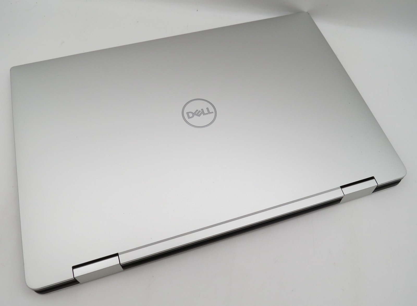Dell XPS 15 9575 | i7-8705G @ 3.1GHz | 16GB DDR4 | 256GB m2 | 15.6″ | No OS/AC