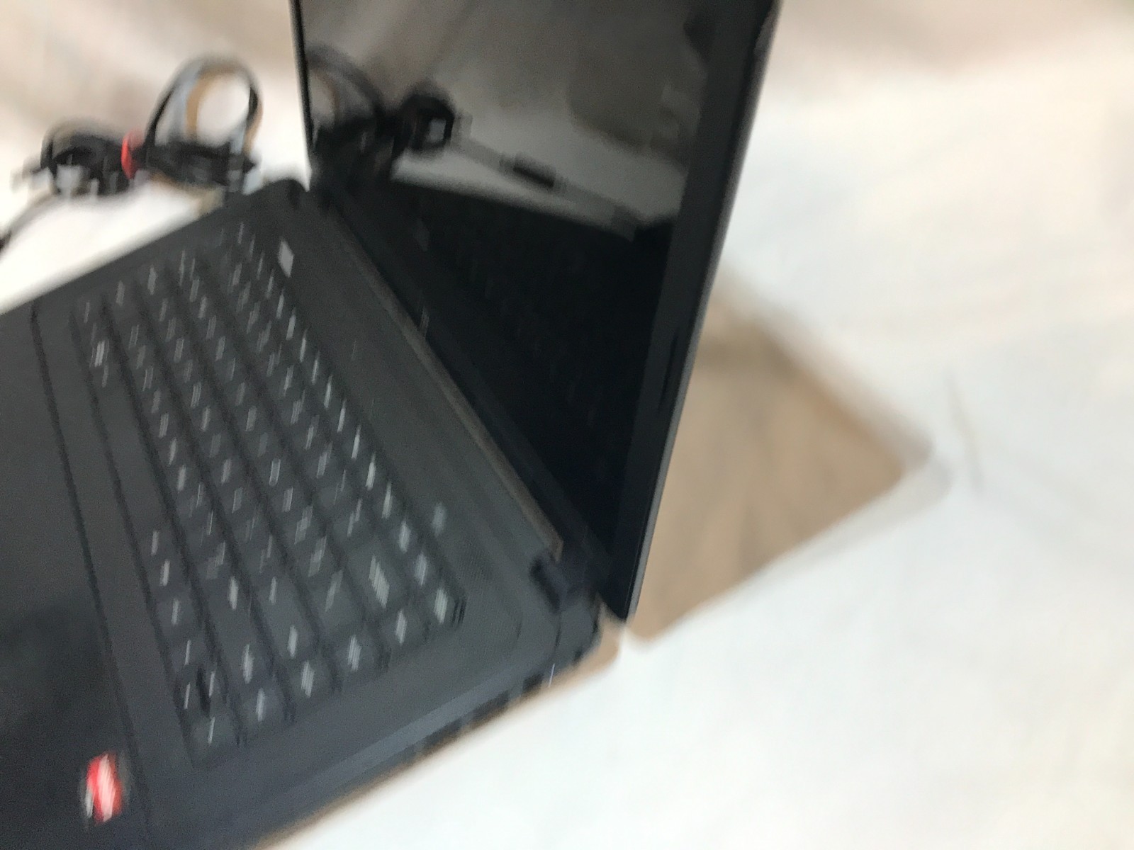 HP 2000 Notebook Laptop AMD E-350 3GB Serial Windows XP Charger 320gb / 16″