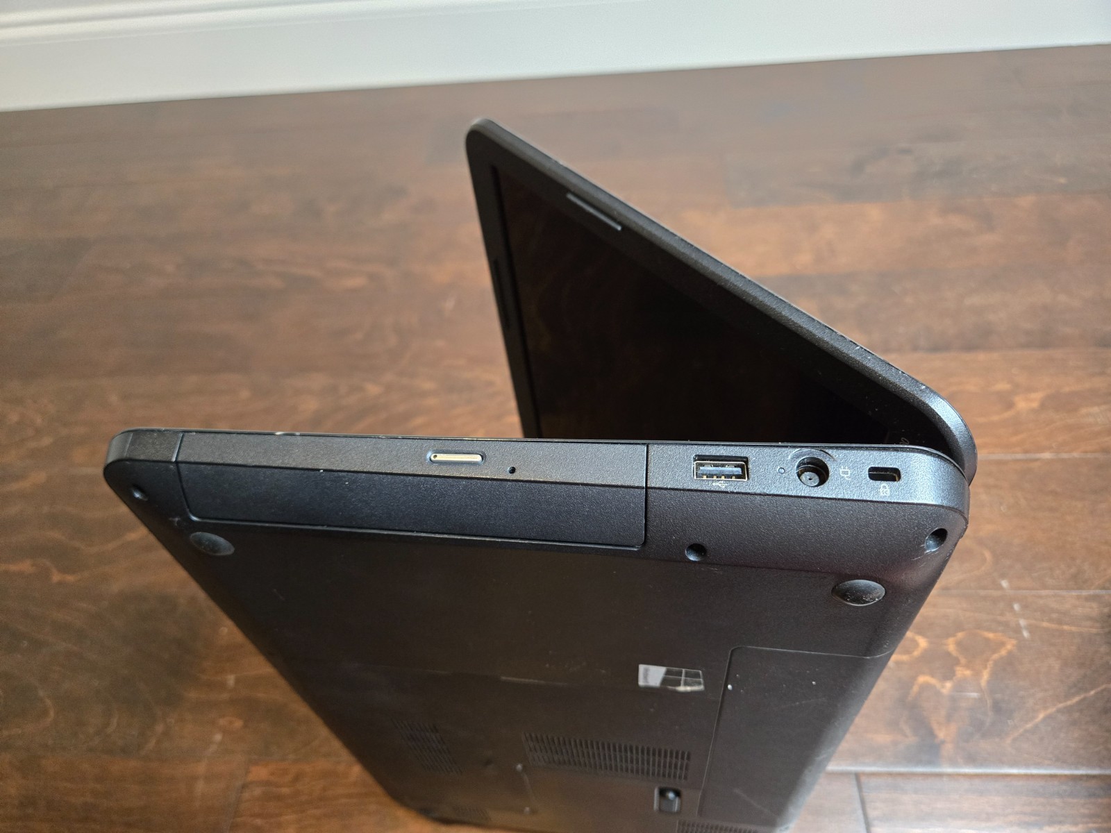 HP 2000 Notebook PC Laptop AMD E-300 1.30GHz 4GB 160GB Radeon Win 10 Pro