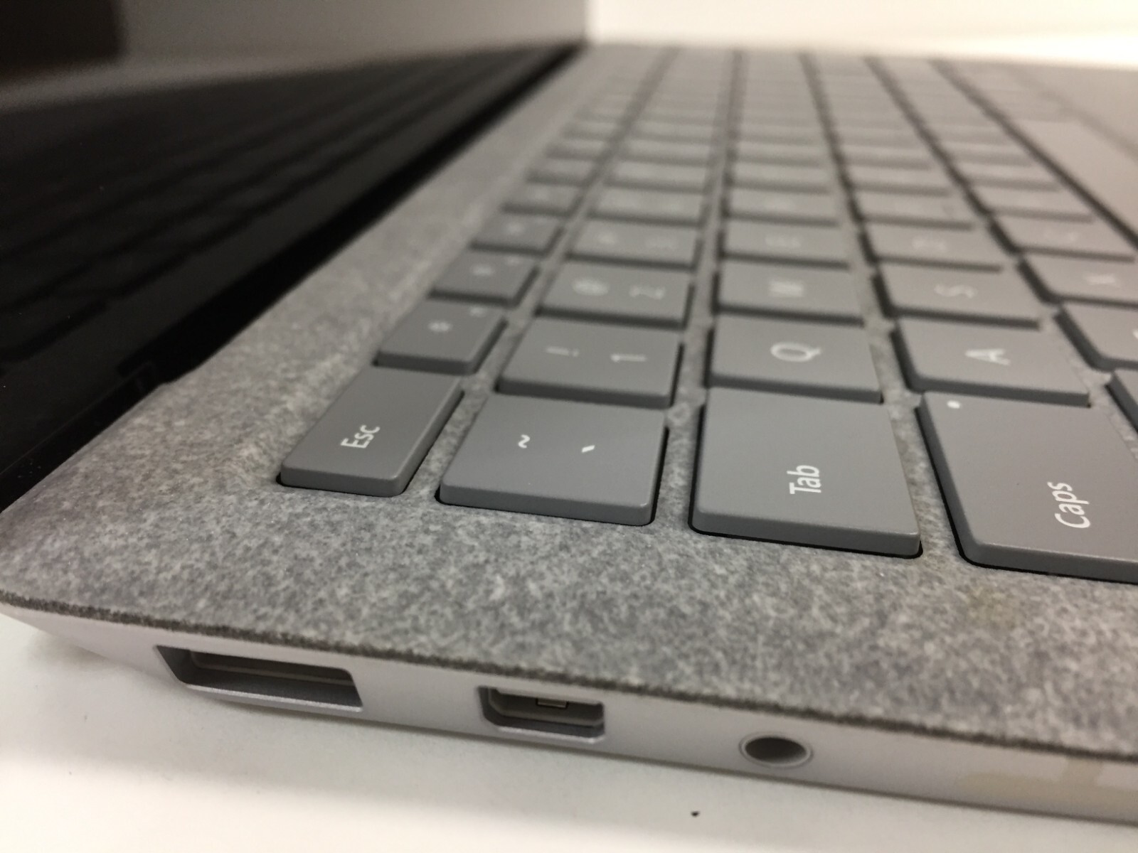 Microsoft Surface Model 1769 13.5 Touch Laptop/Intel i5/4GB/128GB SSD/Arc Mouse