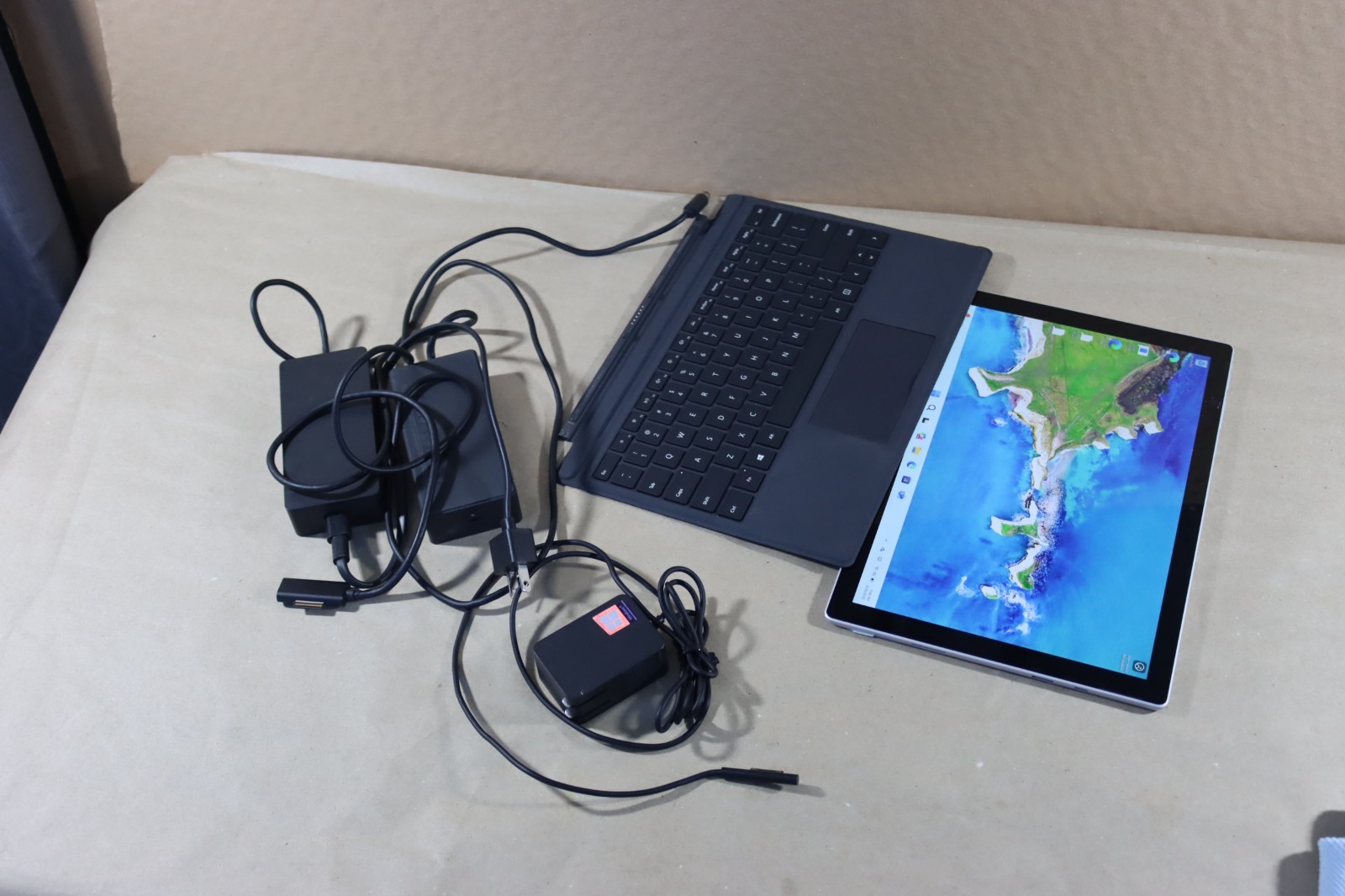 Microsoft Surface Pro 5 i5-7300U 8GB RAM 256GB Wi-Fi + LTE
