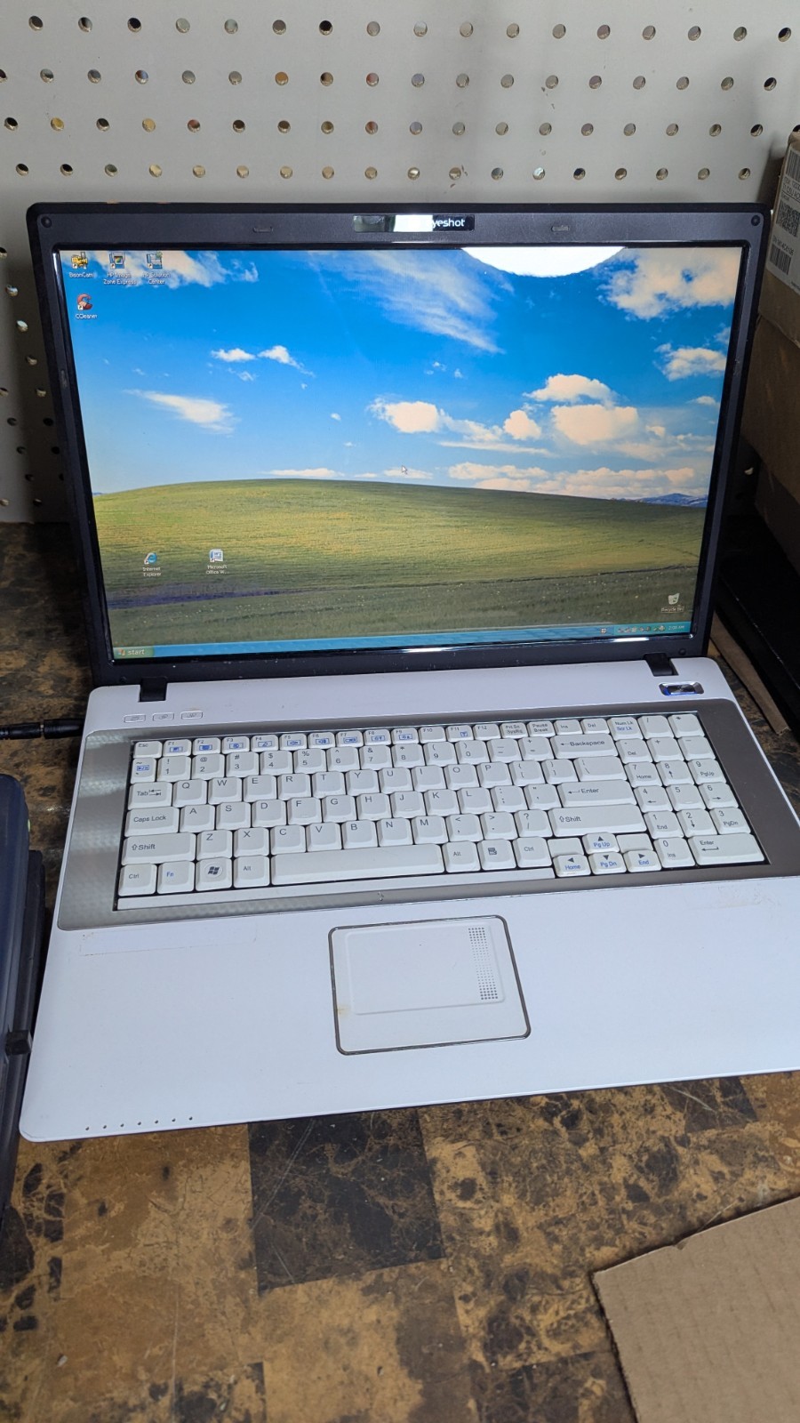 Vintage Sager Clevo M77SU Laptop With Nvidia – Windows Xp Pro *FOR PARTS*