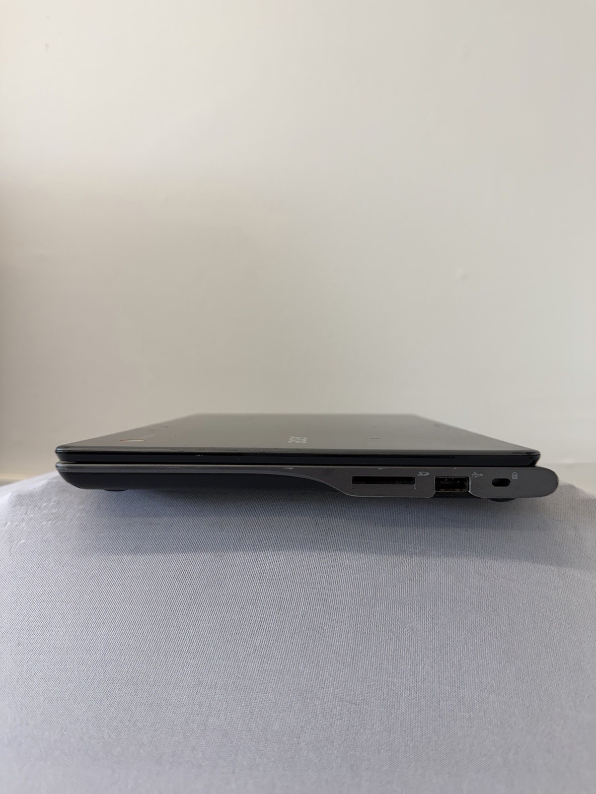 Acer Chromebook C720-2848 Laptop – Screen Leaking Light – Read Des