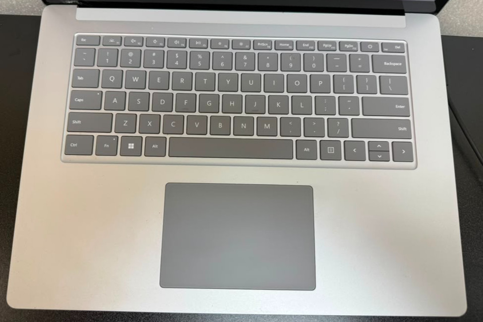 Microsoft Surface Laptop 3 15″ i7-1065G7 16GB 512GB Win 11 Pro- Read descr