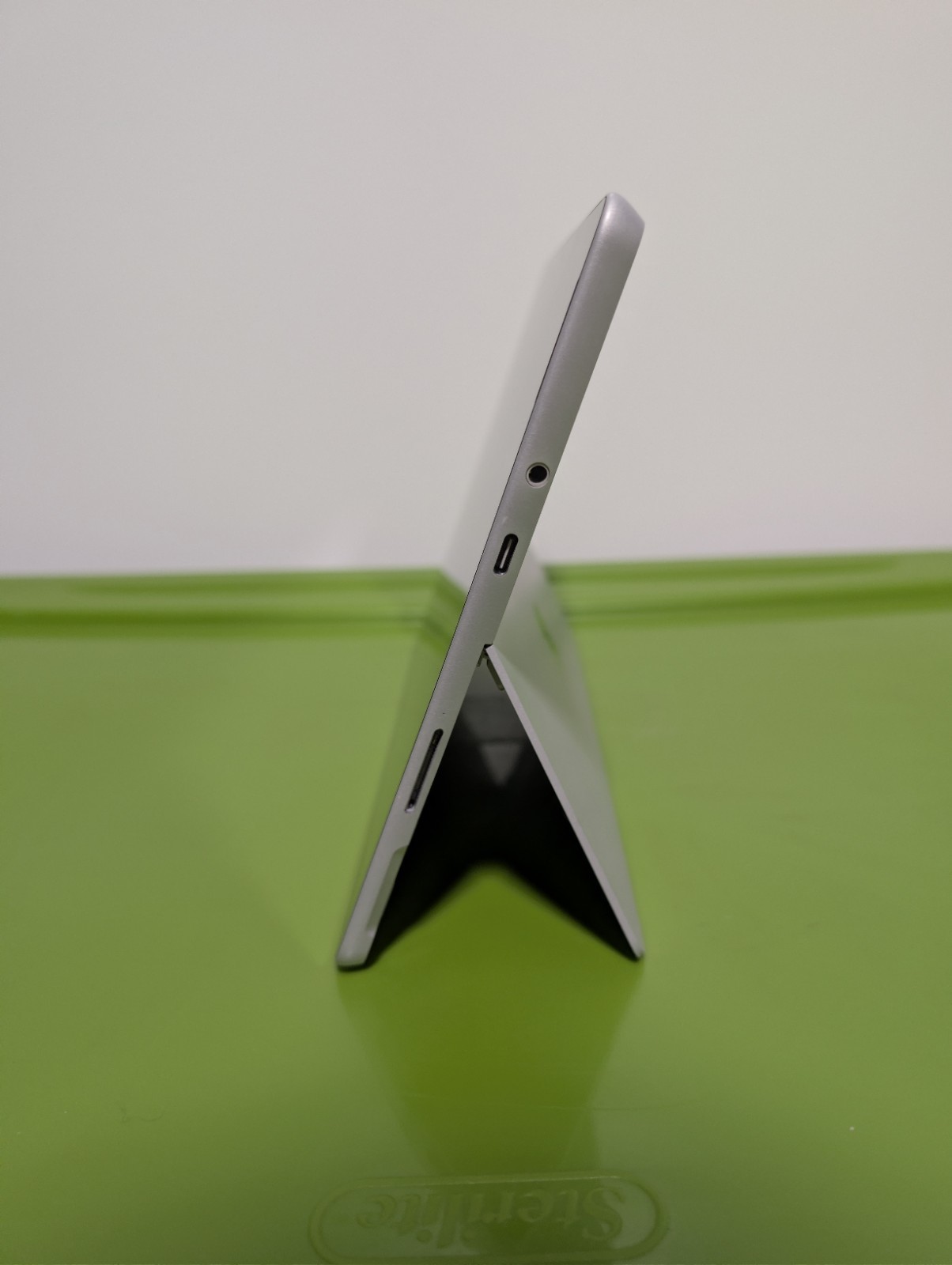 Microsoft Surface Go 2 10.5″ 128GB SSD, Intel Core m3-8100Y, 1.10 GHz, 8GB RAM