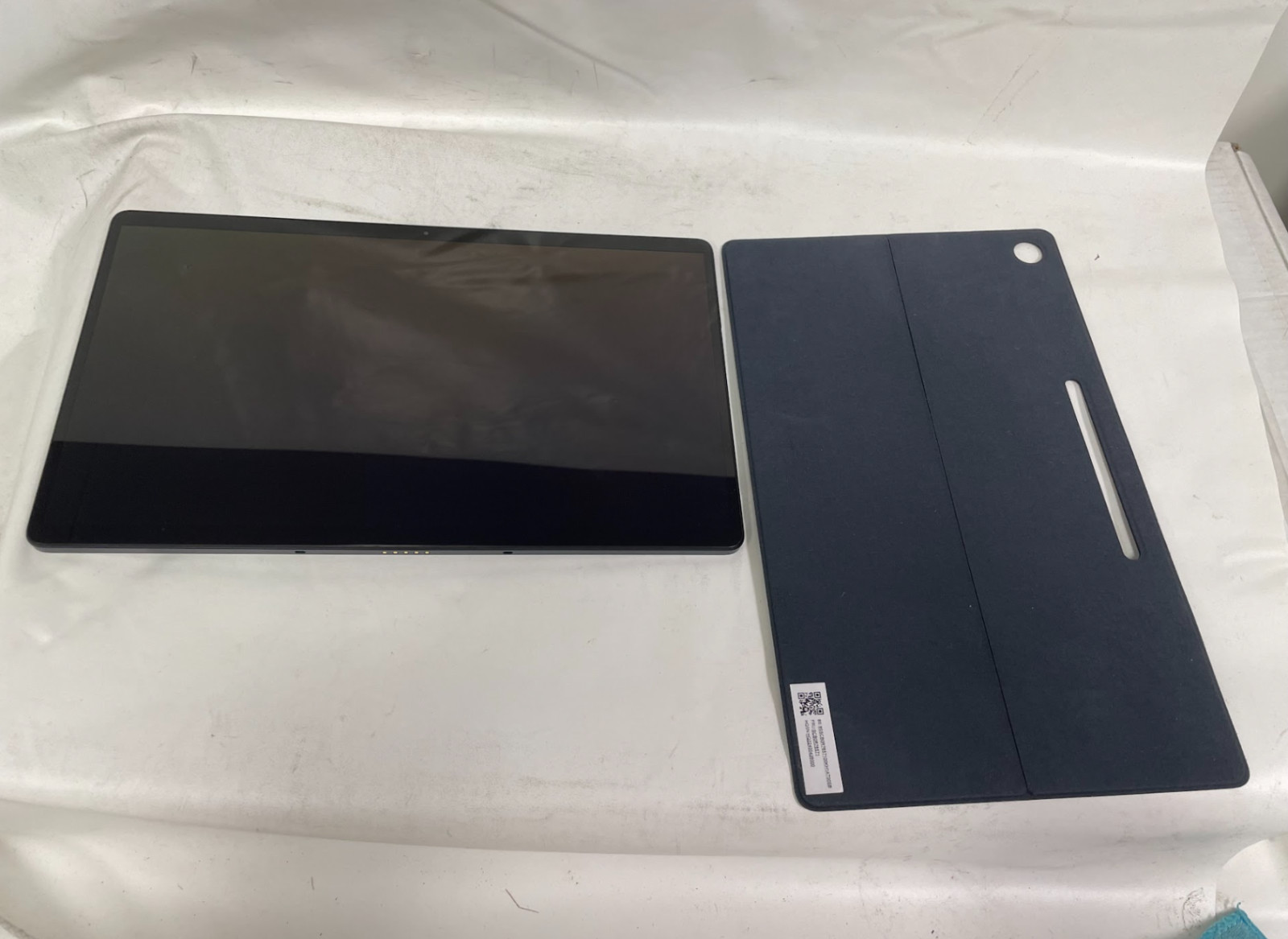 Lenovo IdeaPad Duet 5 Chromebook, OLED 13.3″4GB RAM, 64GB Storage Missing parts