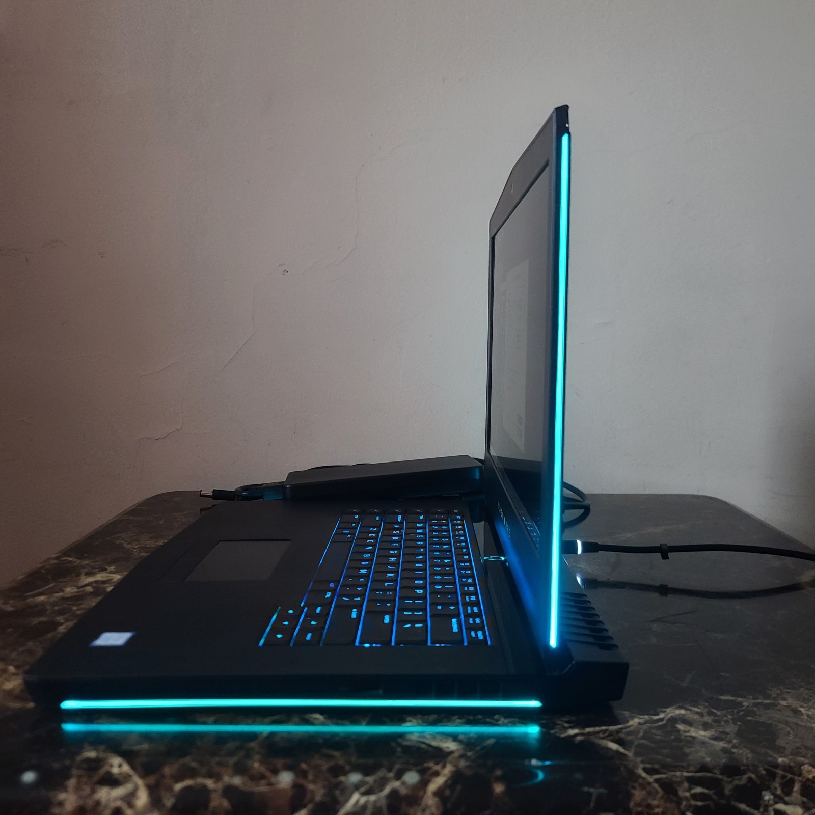 ALIENWARE 15 R4 GAMING LAPTOP CORE i5-8300H 16GB RAM GTX 1060 128GB NVMe 1TB HDD