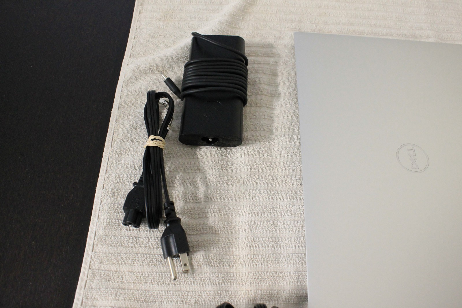 Dell XPS 9570 15″ FHD I7-8750H 1TB SSD 32GB GeForce GTX 1050Ti & DELL D6000 DOCK