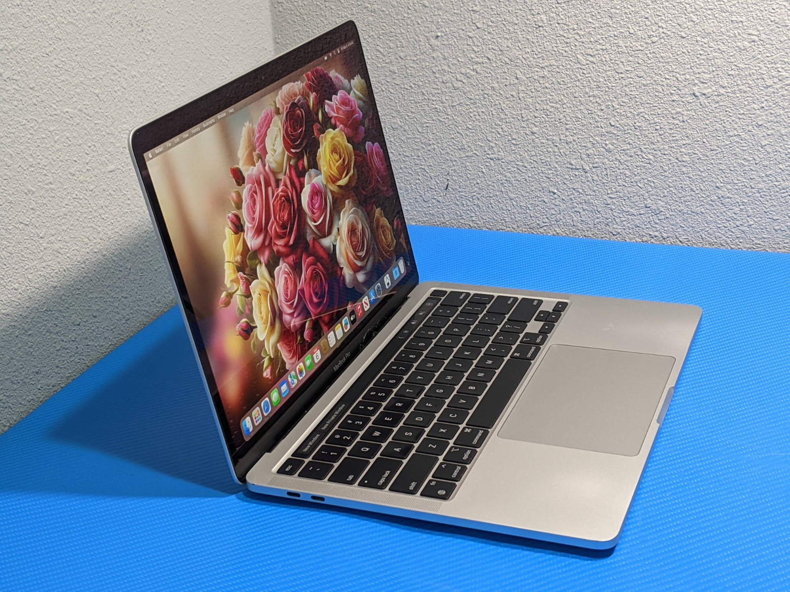 Apple MacBook Pro (2020) A2338 MYDA2LL/A 13.3″ M1 8CPU/8GPU 3.2GHz 8GB 256GB +PA