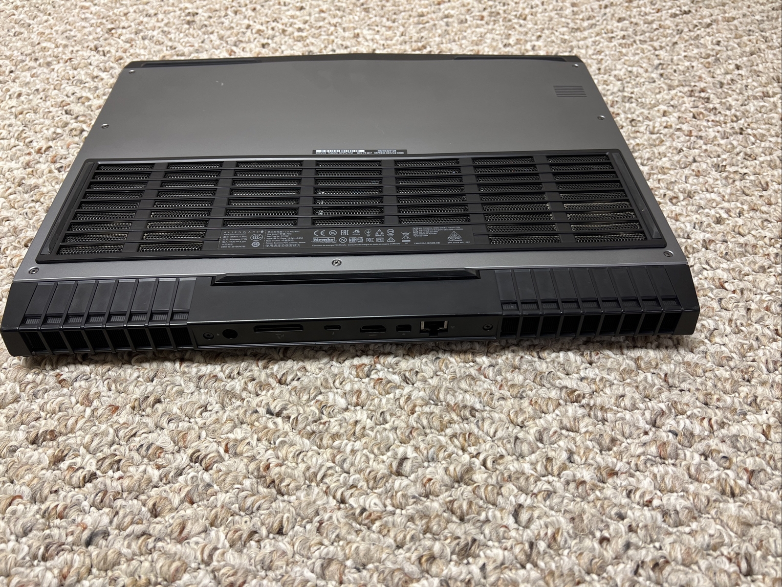 ALIENWARE 17 R4 17.3″ FHD I7-7700HQ 1TB HD / 120GB SSD 16GB Nvidia GTX 1060