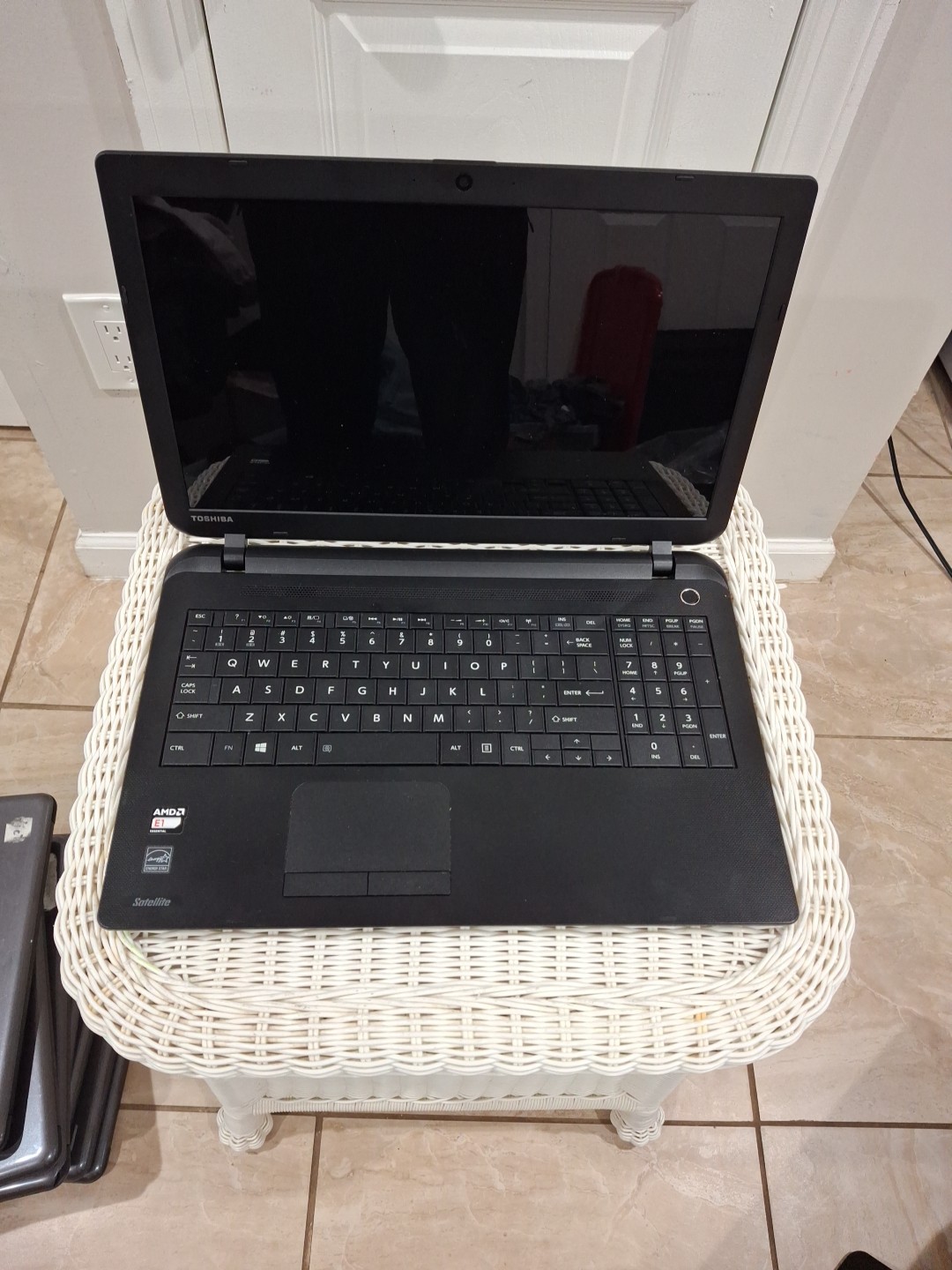 TOSHIBA Satellite C55D-A5163 AMD E1-2100 APU with Radeon HD Graphics @ 1.00GHz