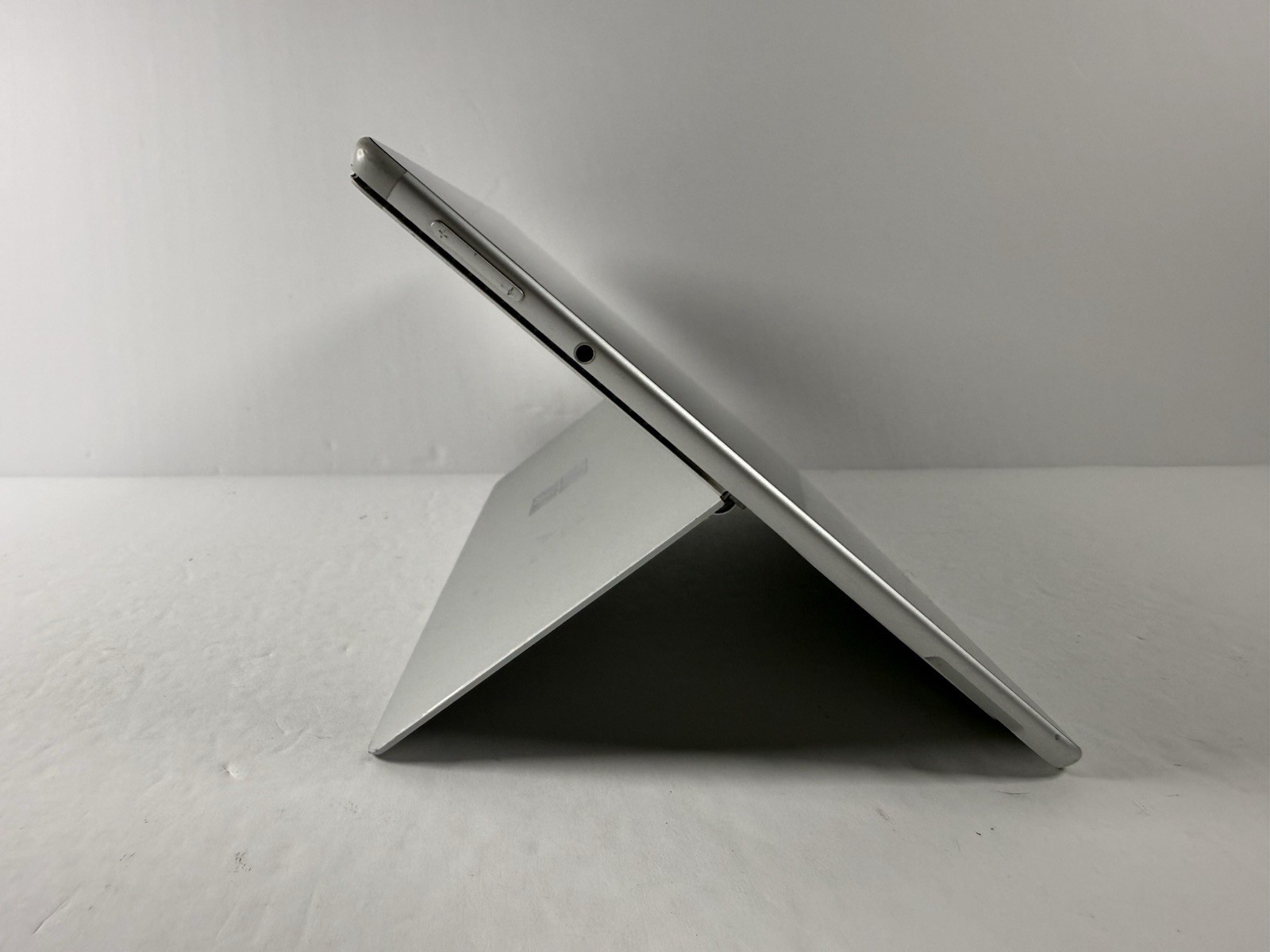 Microsoft Surface Pro 8 (1982) i5-1145G7 – 16GB RAM – 256GB 120Hz – Win 11 Pro