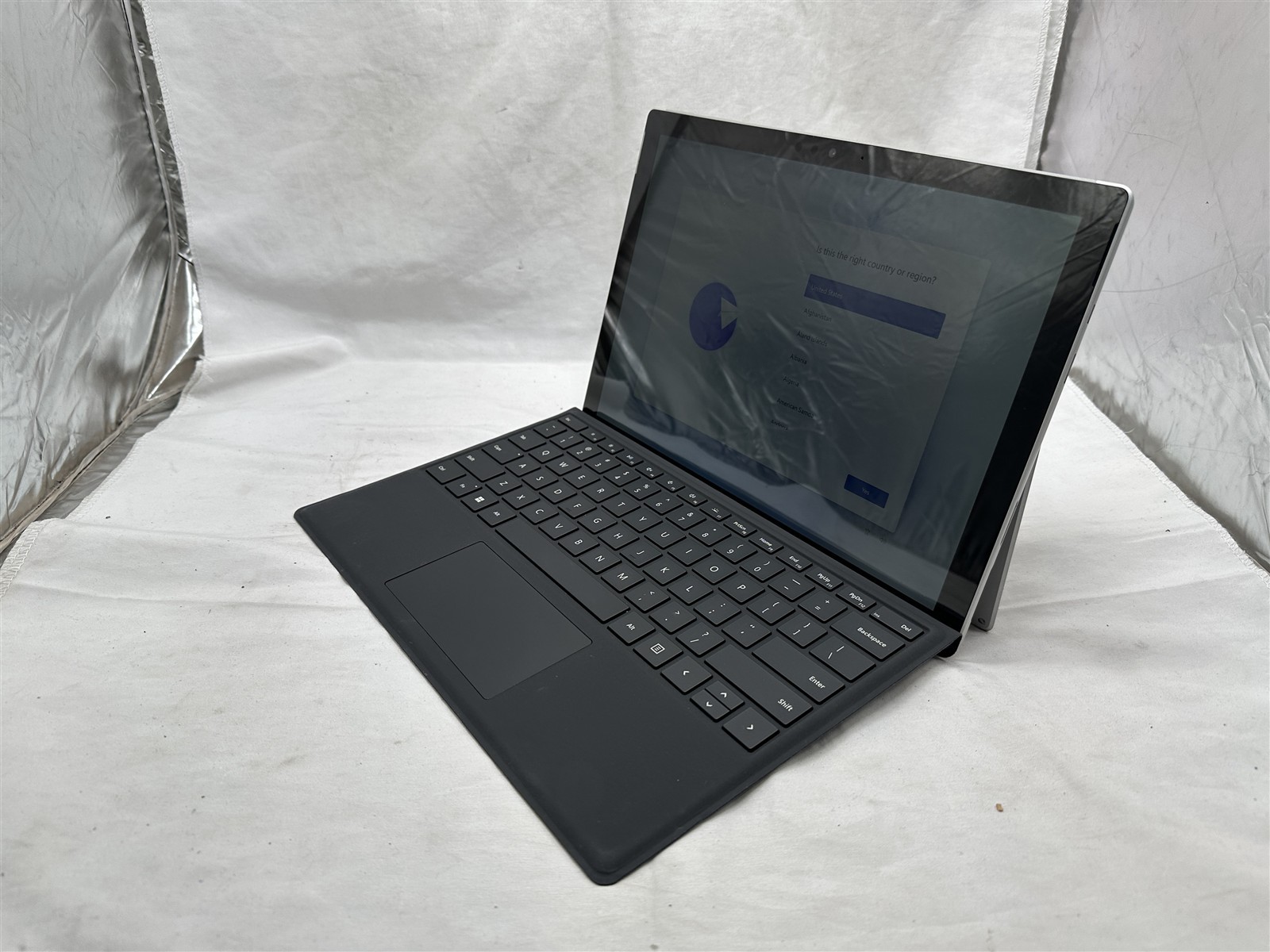 Microsoft Surface Pro 6 14″ Laptop Intel i5-8350U 8GB RAM 256GB NVMe Win 11