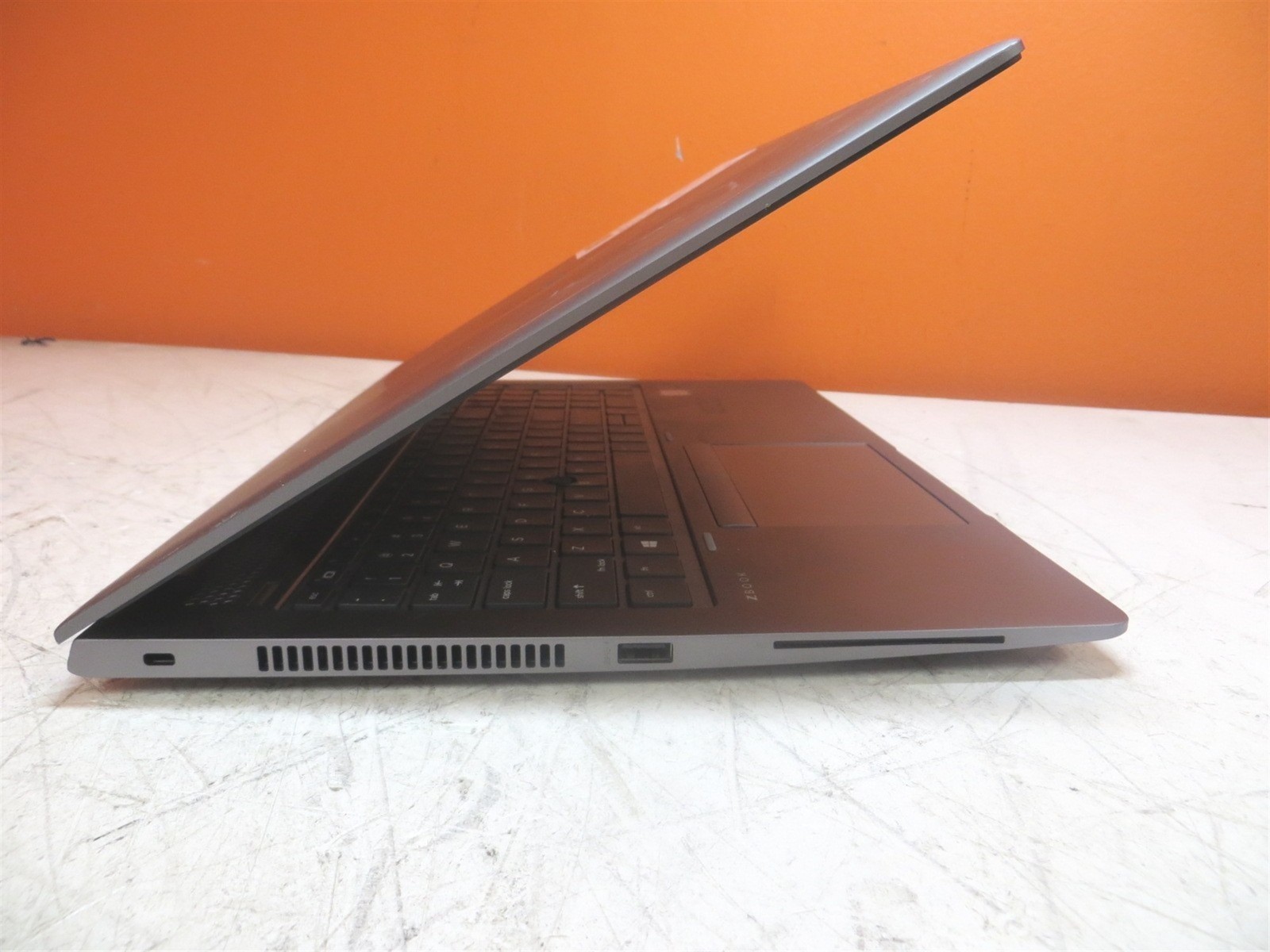 Light Spots HP ZBook 15u G6 Laptop Intel i7-8565U 1.8GHz 8GB 256GB SSD