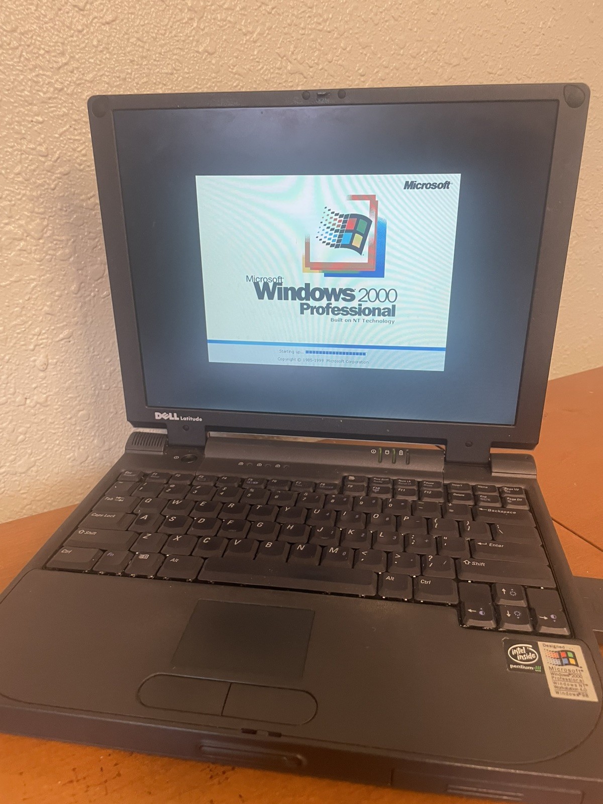 DELL LATITUDE CSX Pentium III 500 Mhz 256mb ram windows 2000 Laptop working