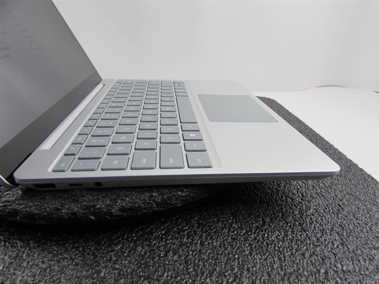 Microsoft Surface Laptop GO 2 12.4″ i5-1135G7 256GB NVMe SSD 16GB RAM Win 11