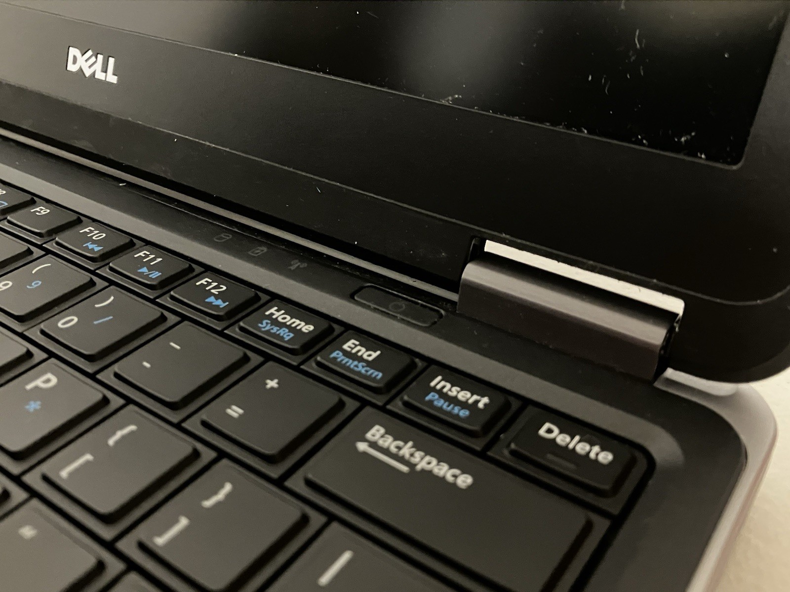 DELL LATITUDE E7240 Laptop i5-4300U 8 GB 256GB SSD *Dual-Boot* Win10 Pro Linux