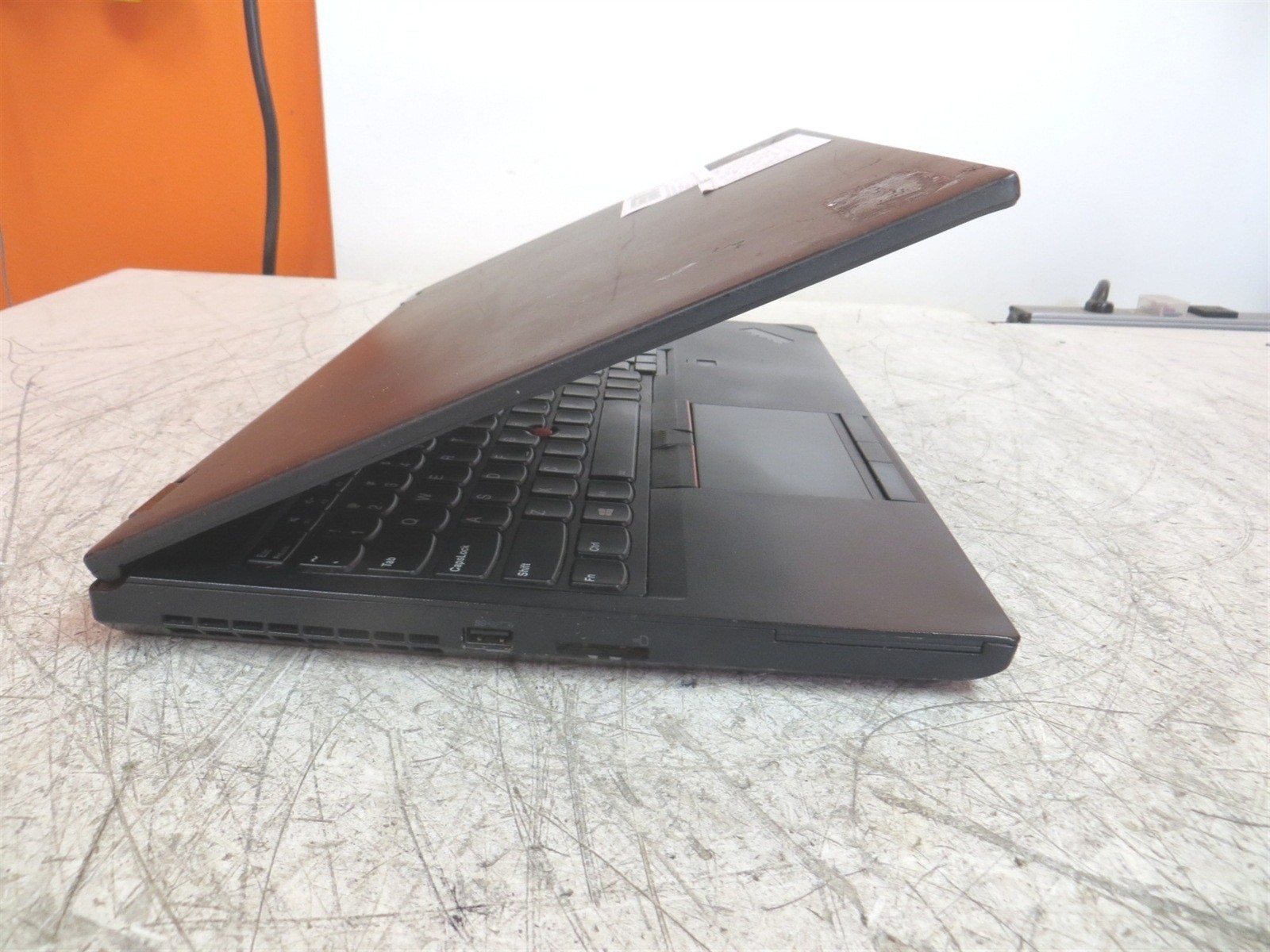 Scratched LCD Lenovo ThinkPad P52 Intel i7-8850H 2.6GHz 24GB 256GB P1000 AS-IS