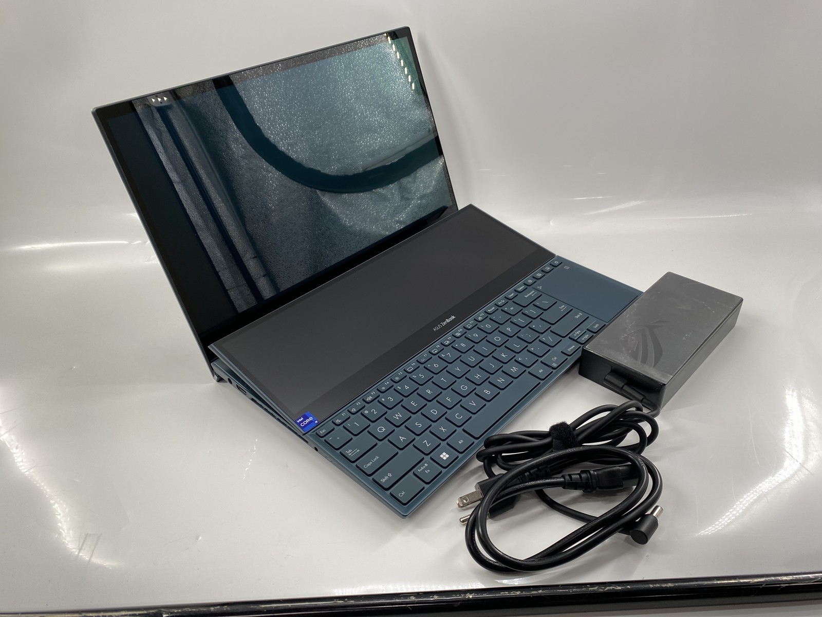 Asus ZenBook Pro Duo Core i9 | GeForce RTX 3080 | 32GB 1TB-SSD | Read*