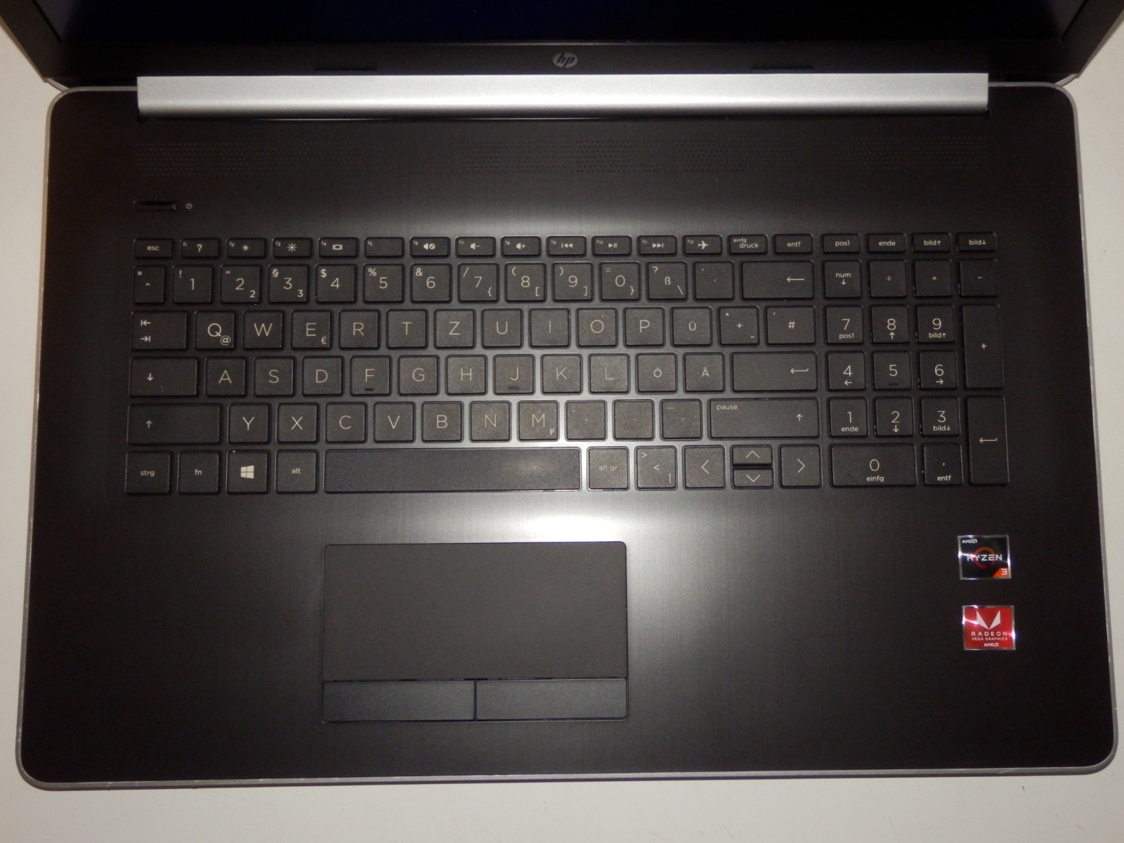 HP 17-ca0012ng – AMD Ryzen 3 2200U, 8GB Ram, 128GB SSD, 1TB HDD, 17.3″ FHD IPS