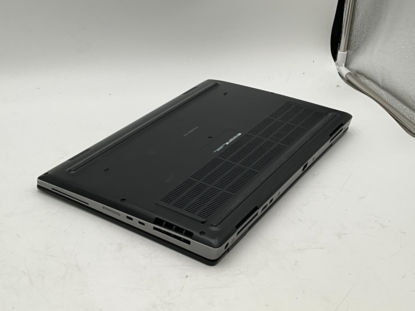 DELL Precision 7530 Xeon(R) E-2186M 32GB 1tb p3200 15.6″ LAPTOP 74938S2