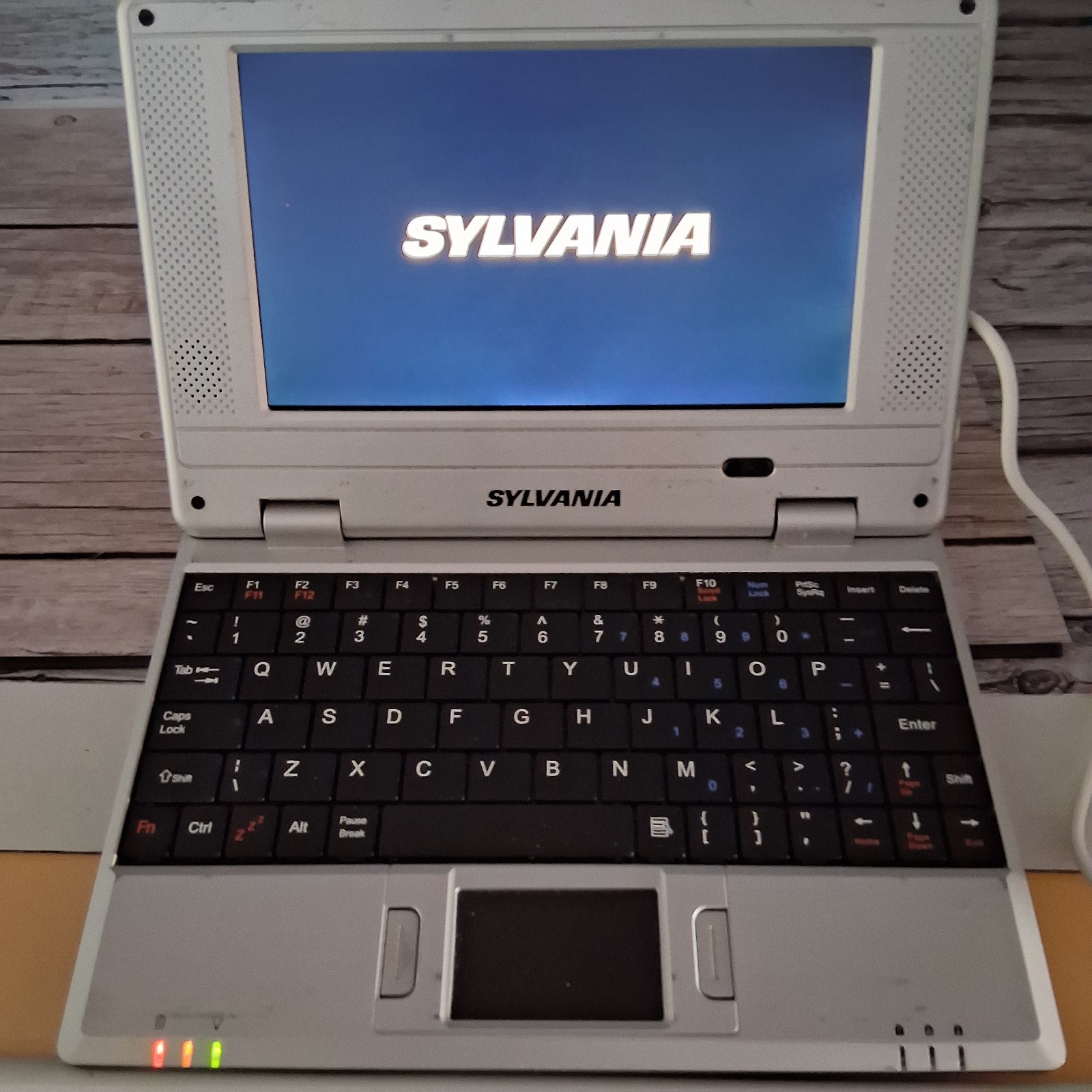 Sylvania 7″ SYNET7WID NetBook Windows Embedded CE Computer “For Parts or Repair”