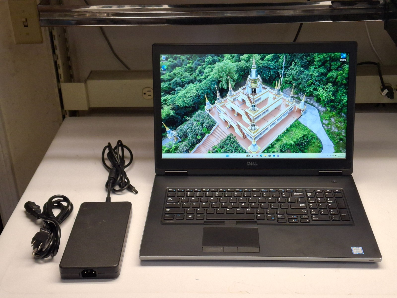 Dell Precision 7730 17.3″ FHD i7-8850H 32GB DDR4 256GB SSD Quadro P3200 Win11P