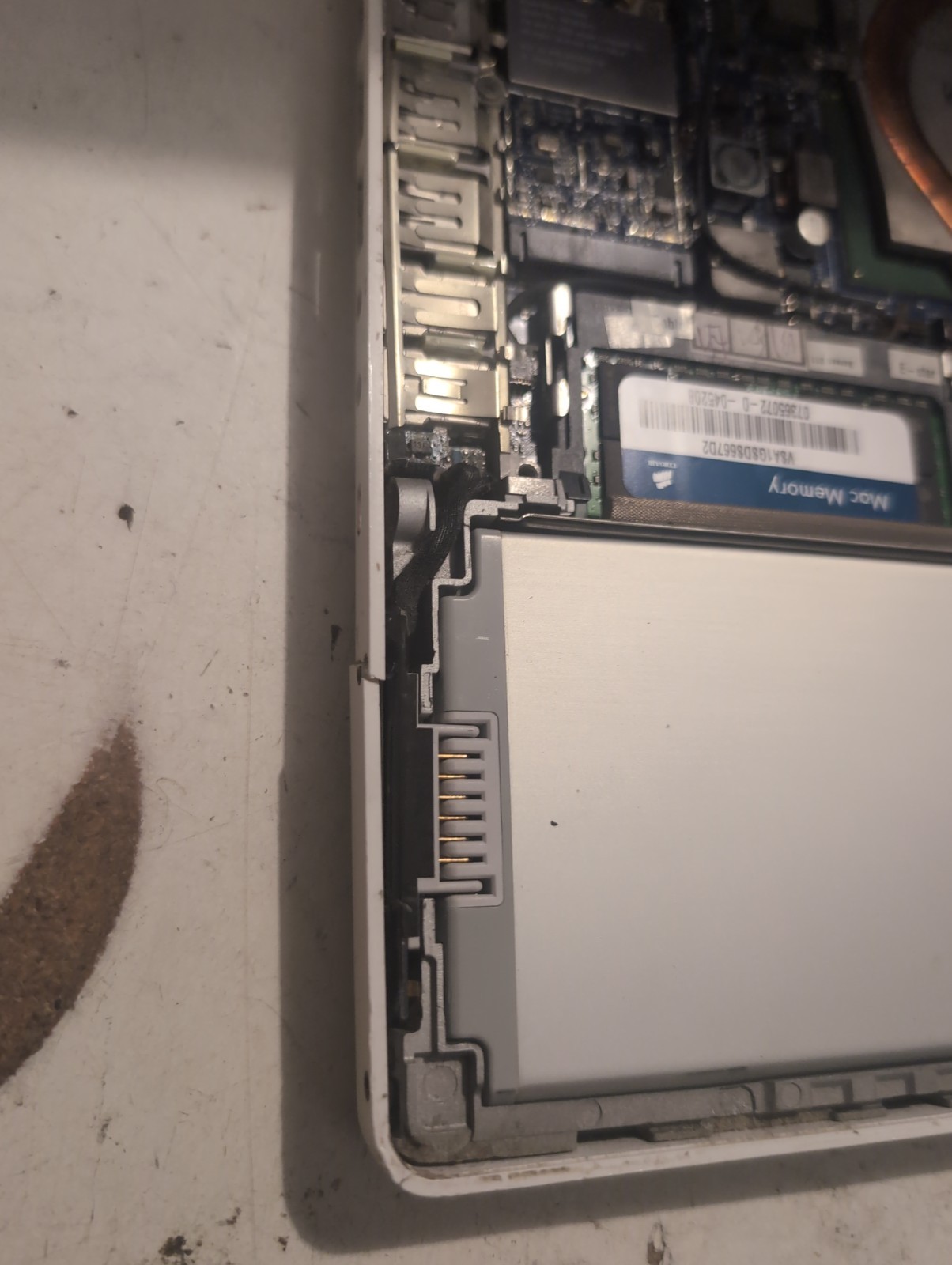 Broken Old Mac Laptop CW-8221-C for Parts Not Working As-Is Read Description
