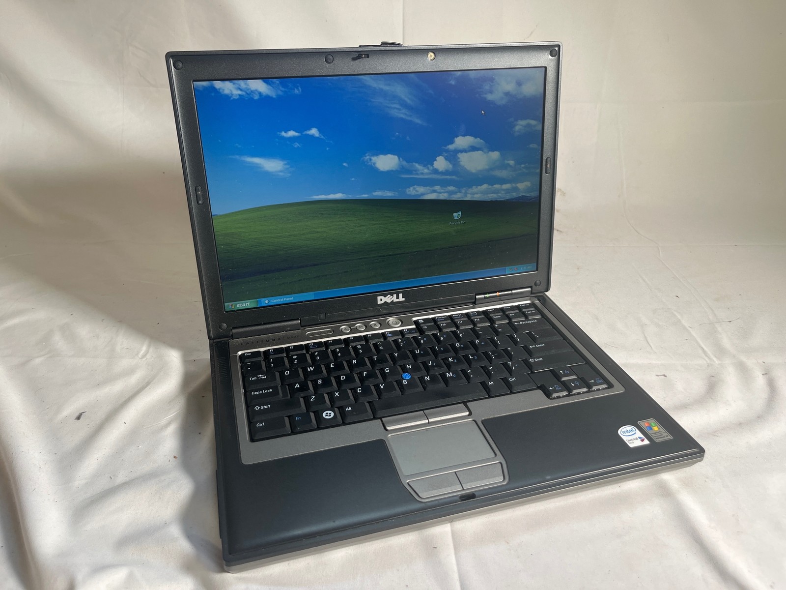Dell Latitude D620 Win XP Core 2 Duo T7200 2GHz 2GB 298GB HDD 14.1″
