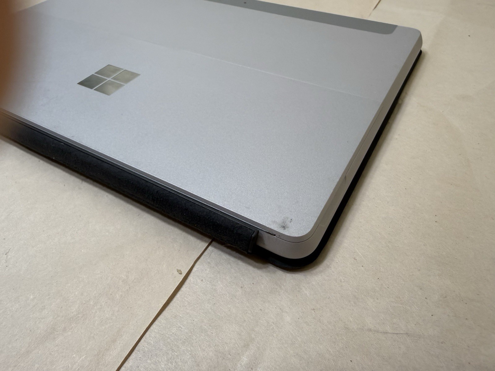 Microsoft Surface GO Tablet + Keyboard 1824 / Pentium 4415Y / 4GB RAM / 64GB SSD