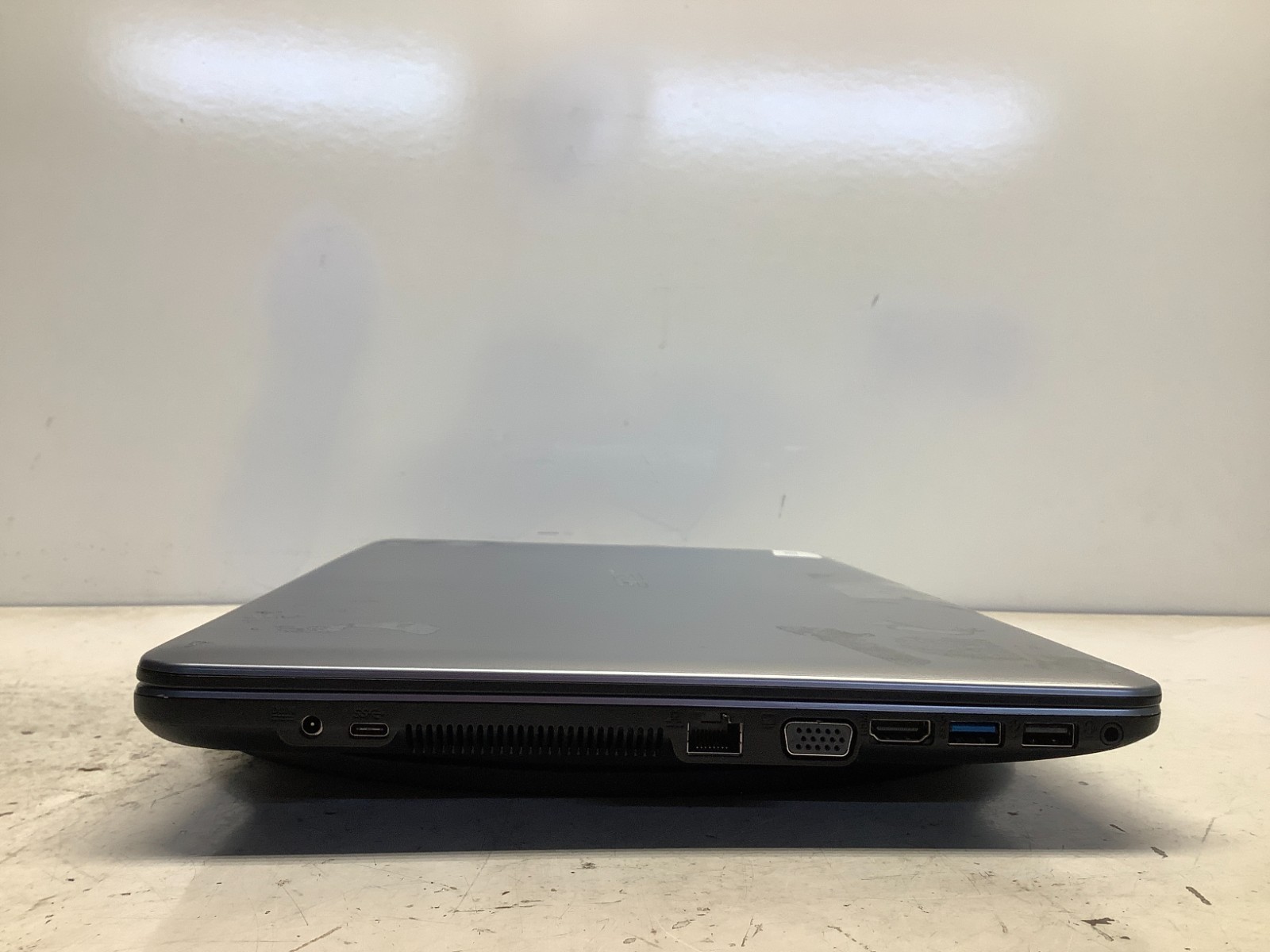 Asus X540L Intel i3-5020U 2.2GHz 4 GB NO HDD/Battery