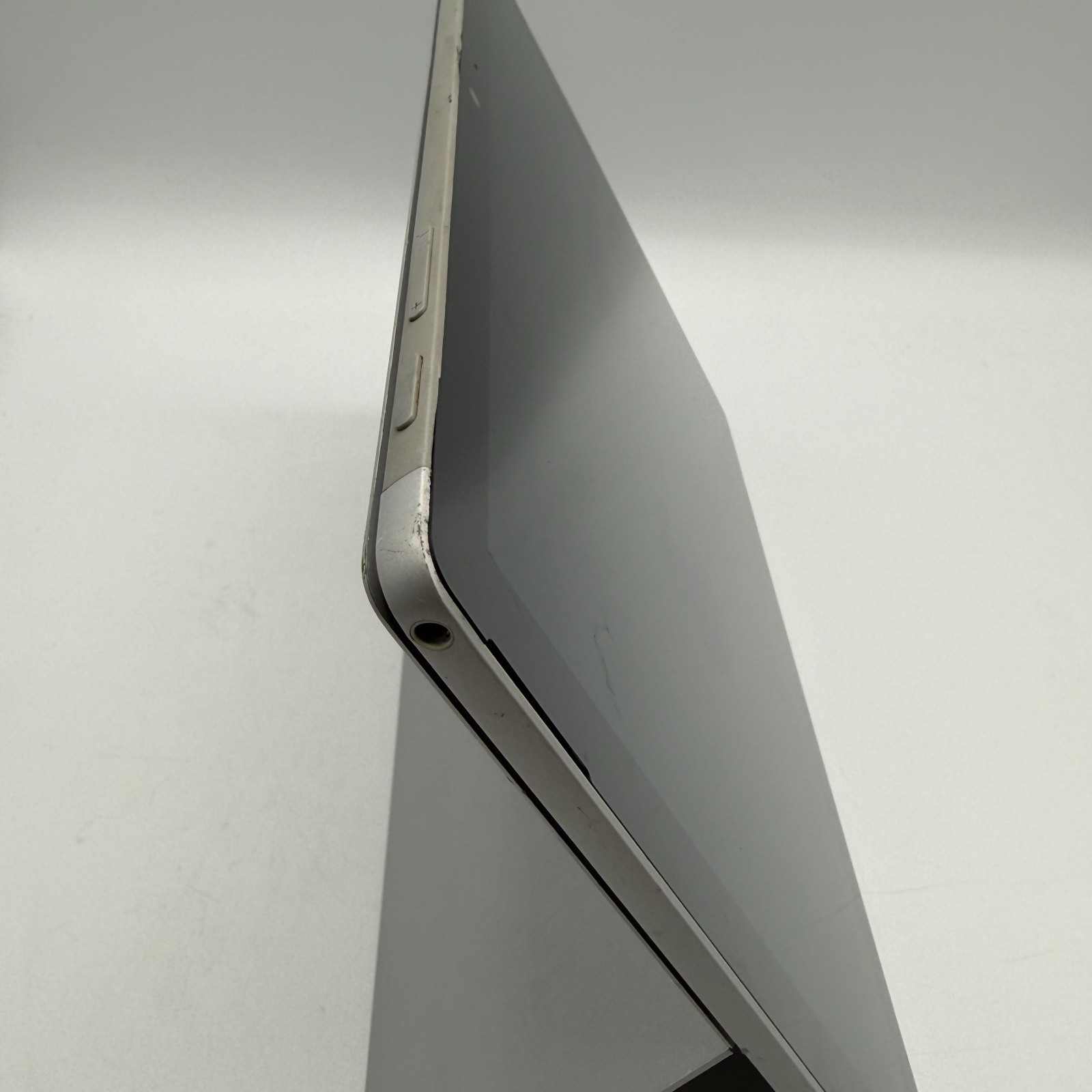 Microsoft Surface Pro 1796 i7-7660U 8GB 256GB SSD 2.50GHz Tablet Silver – C