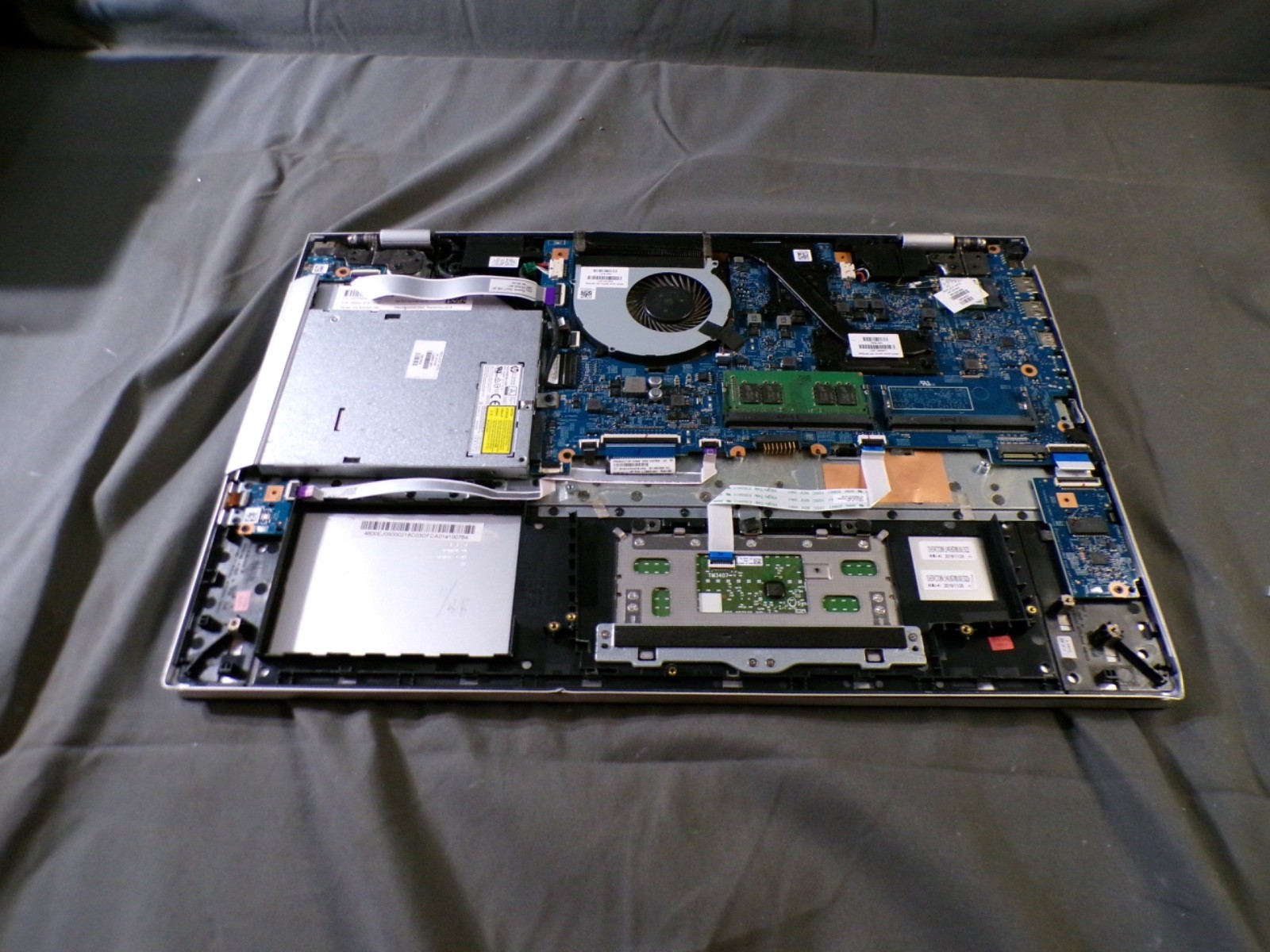 HP ENVY INTEL CORE I7 8TH GEN 8GB RAM **POWER ON NO IMAGE/ MISSING BOTTOM COVER