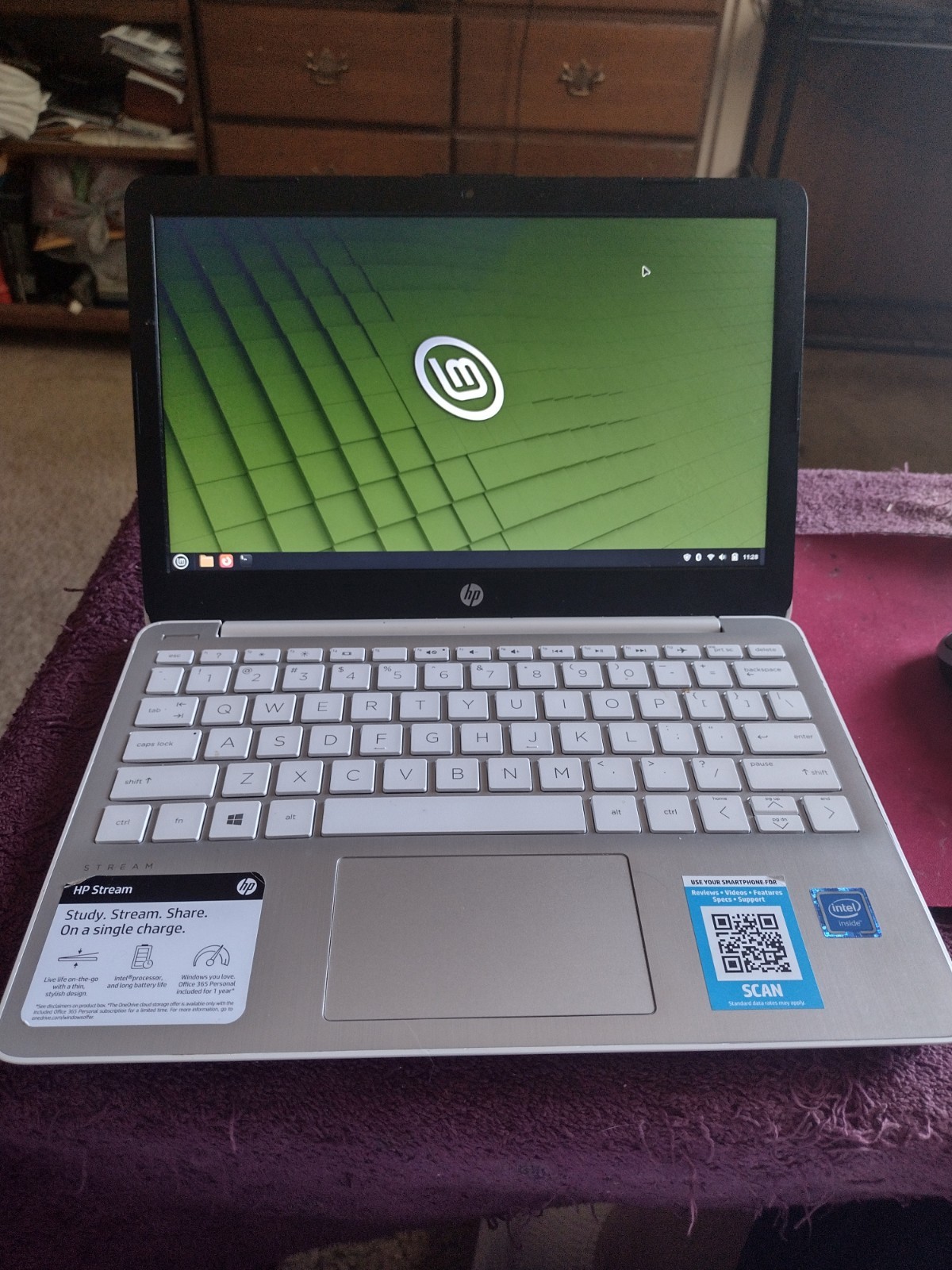 HP Stream 11-AK0020NR Laptop 11.6″ Celeron N4020 1.1GHz, 4GB RAM 32GB LINUX MINT