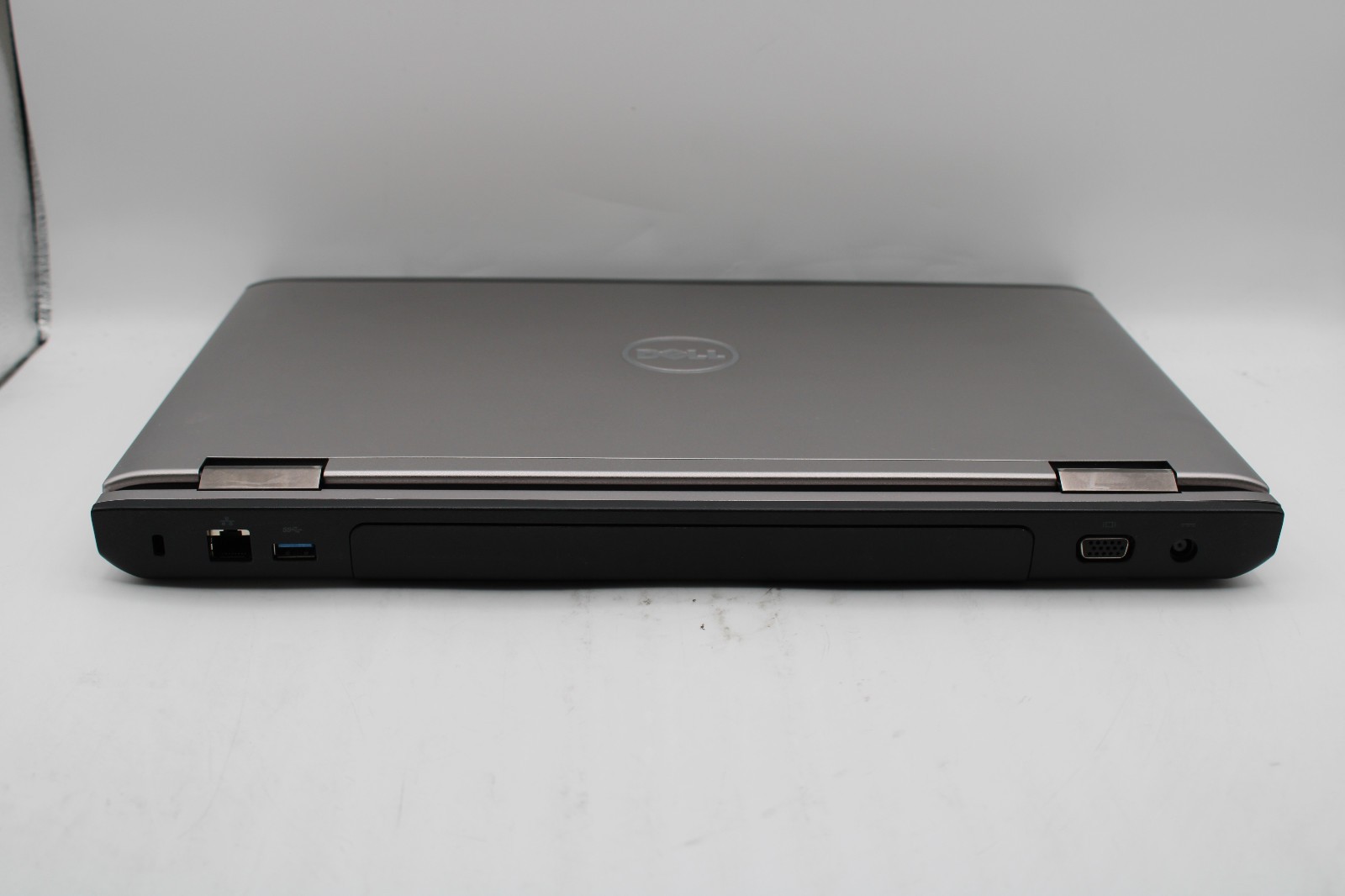 Dell Vostro 3555 _ AMD A8-3500M @ 1.5 _ 4GB RAM _ Radeon HD _ No SSD / OS