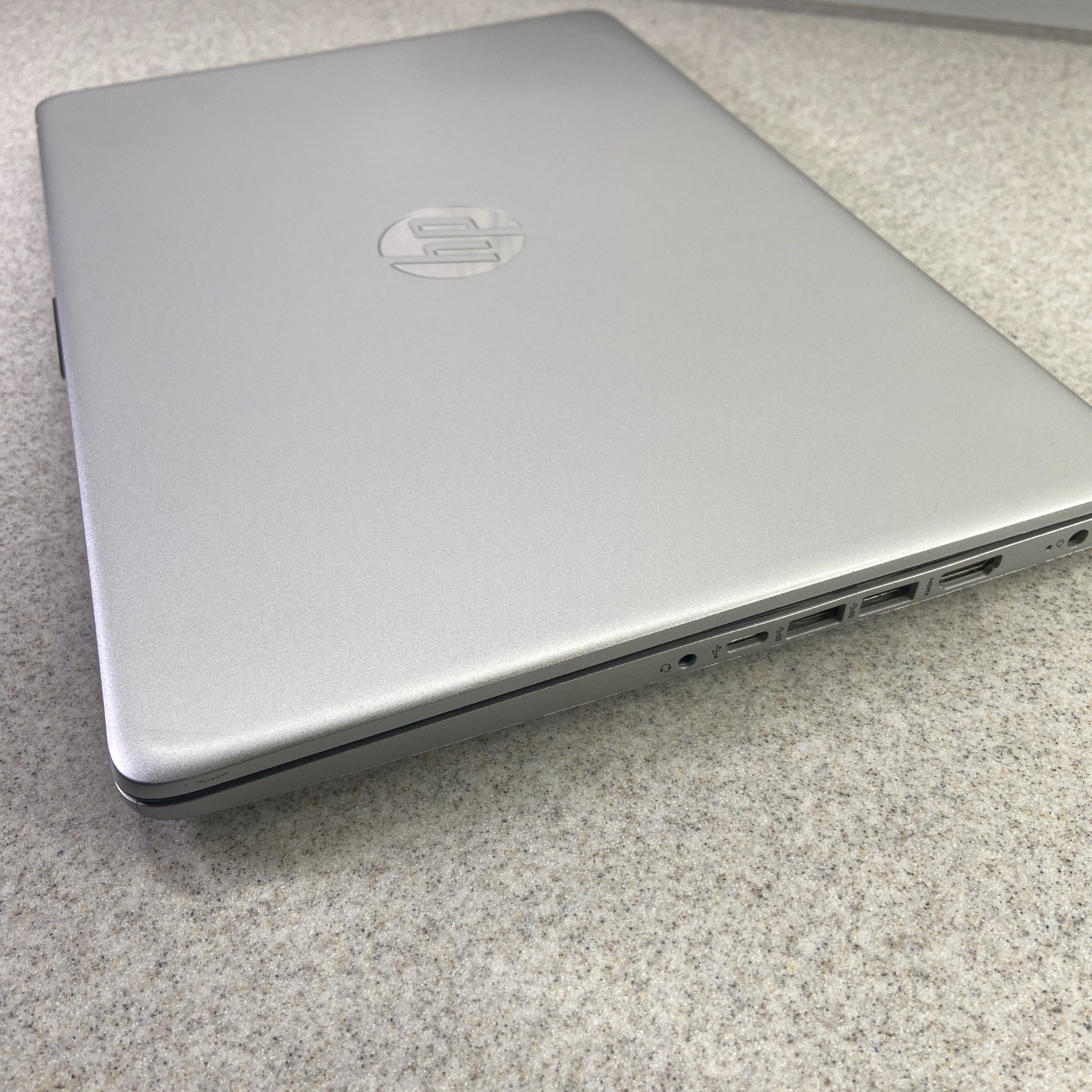 HP 14-fq0110wm HP 14″ FHD AMD Ryzen 3 3250U 2.6GHz AMD Radeon Graphics 4GB RAM